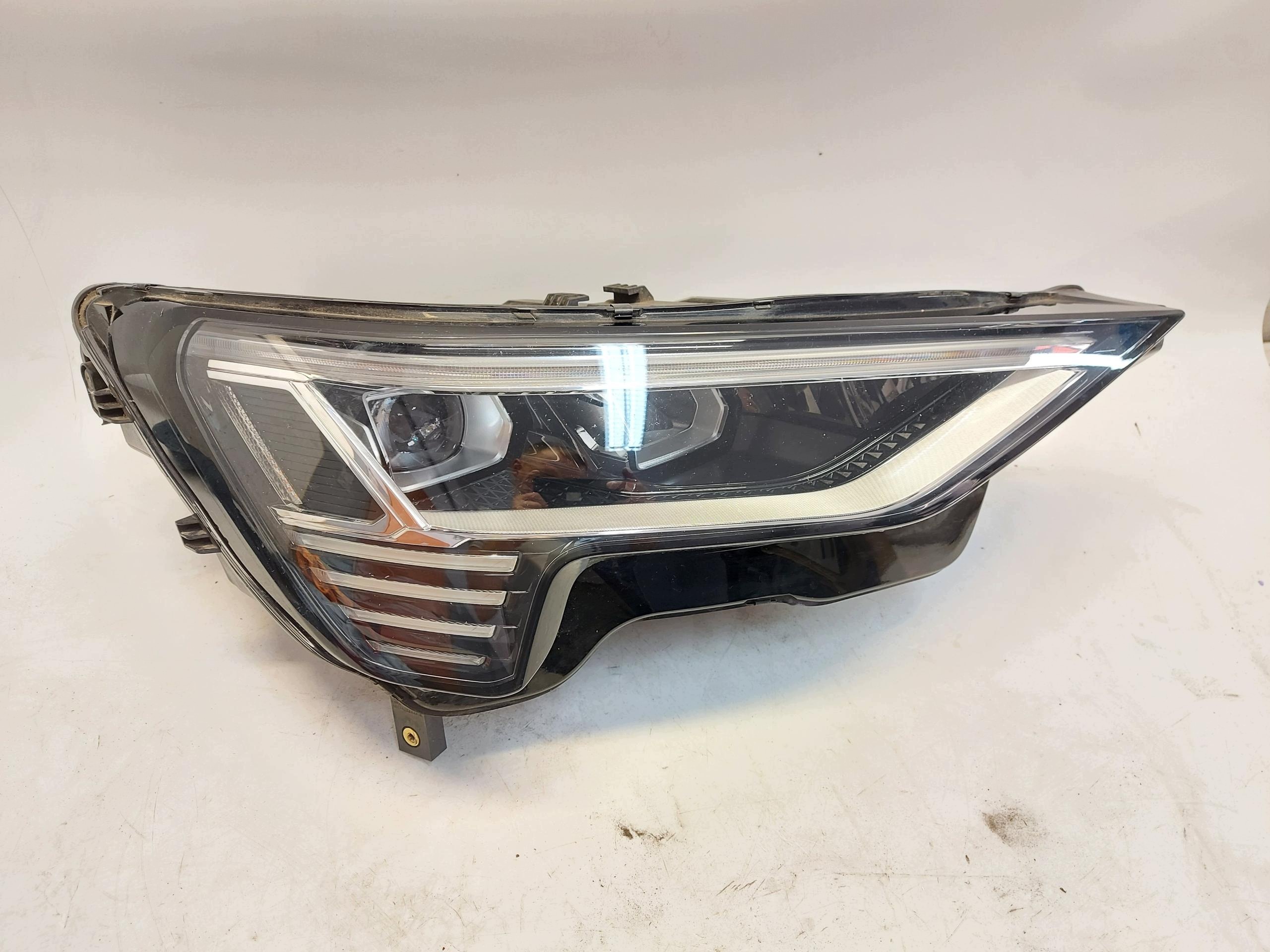 Audi Q8 E-TRON SportBack 4KE light right front front RHD 4ke941040e