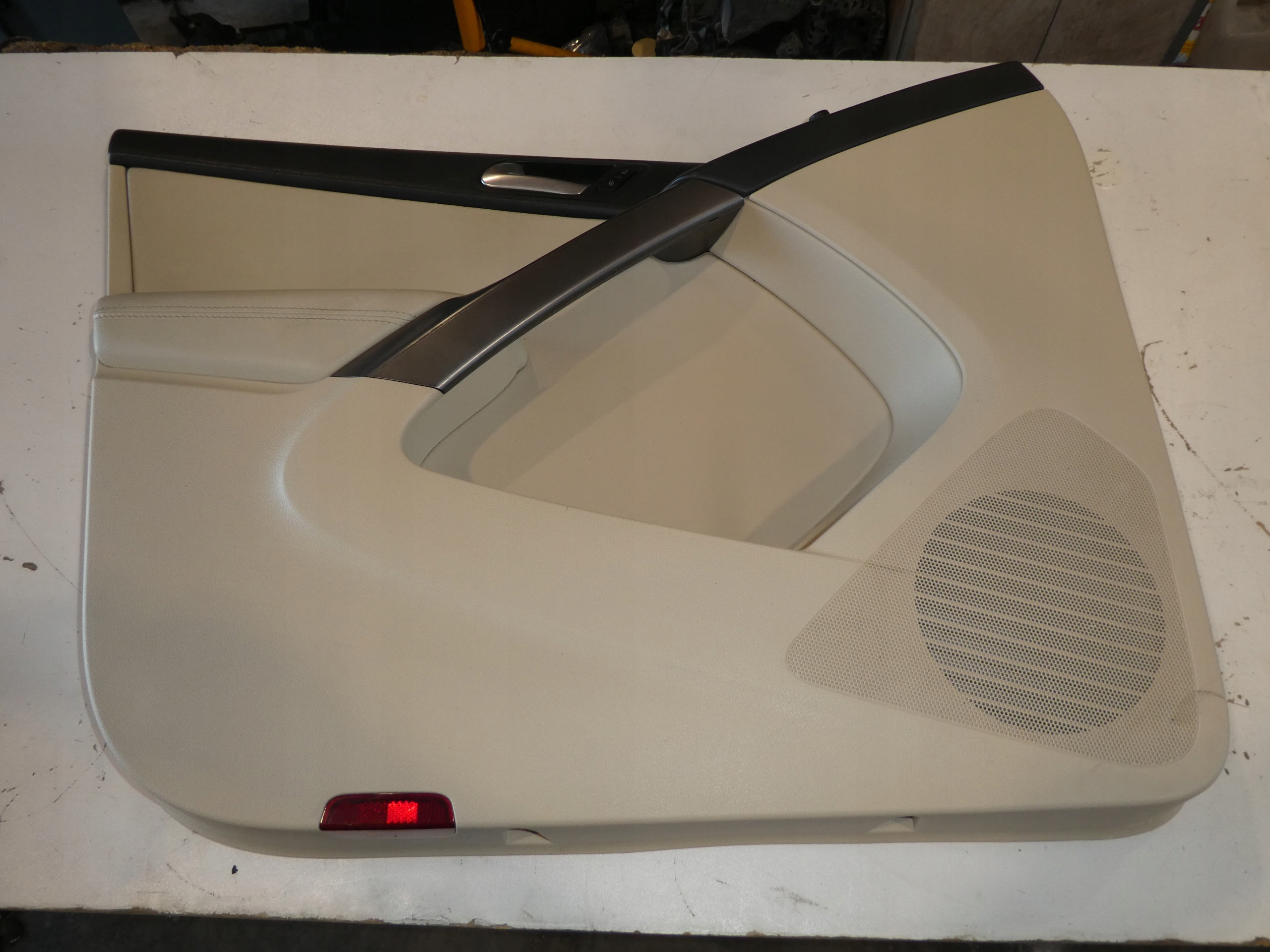 VW TIGUAN and 5N side door left front 5N0867011