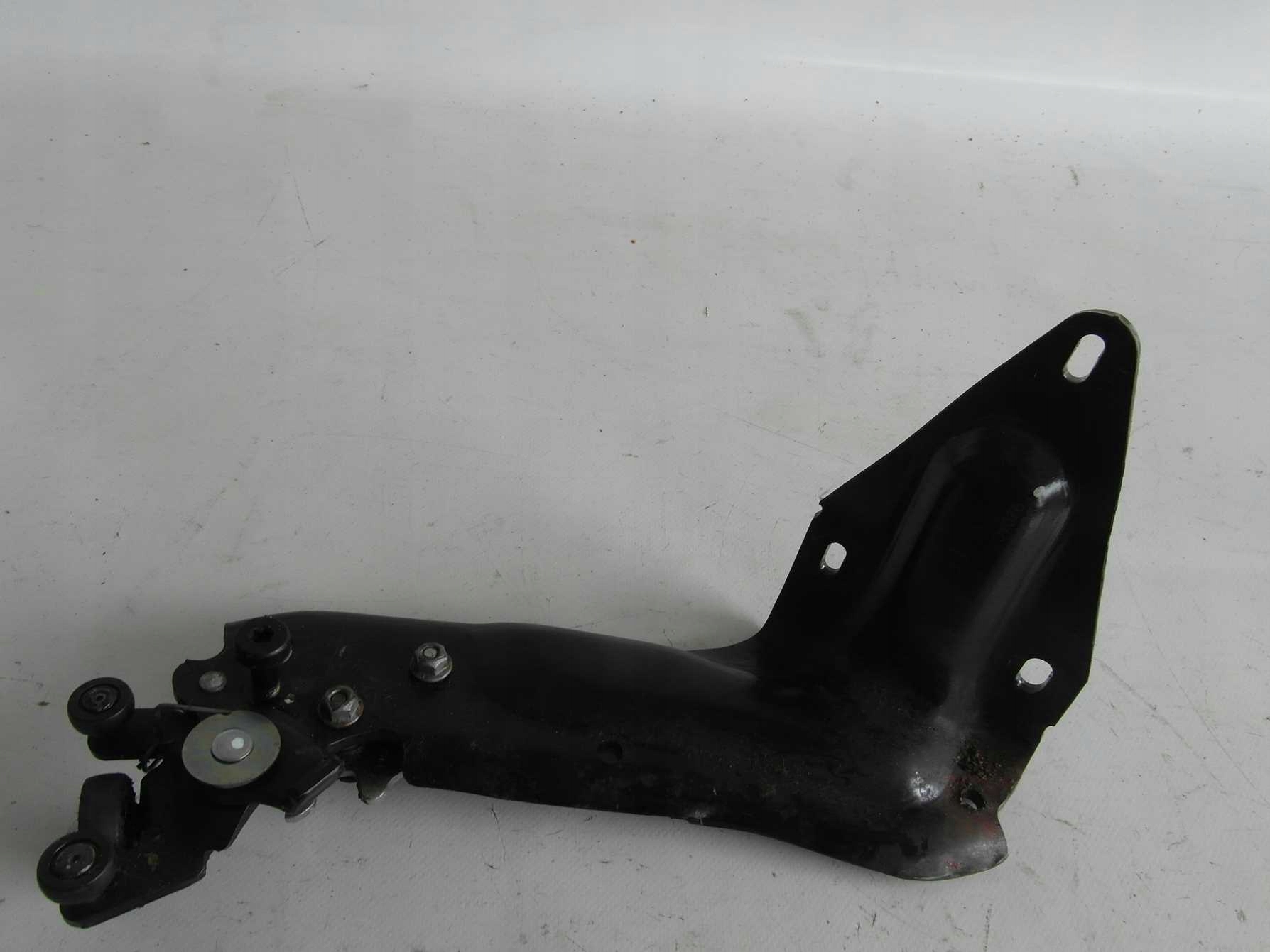 CHRYSLER VOYAGER 08 ROLKI DRZWI PRZESUWNYCH PRAWE Car type 4x4 SUV