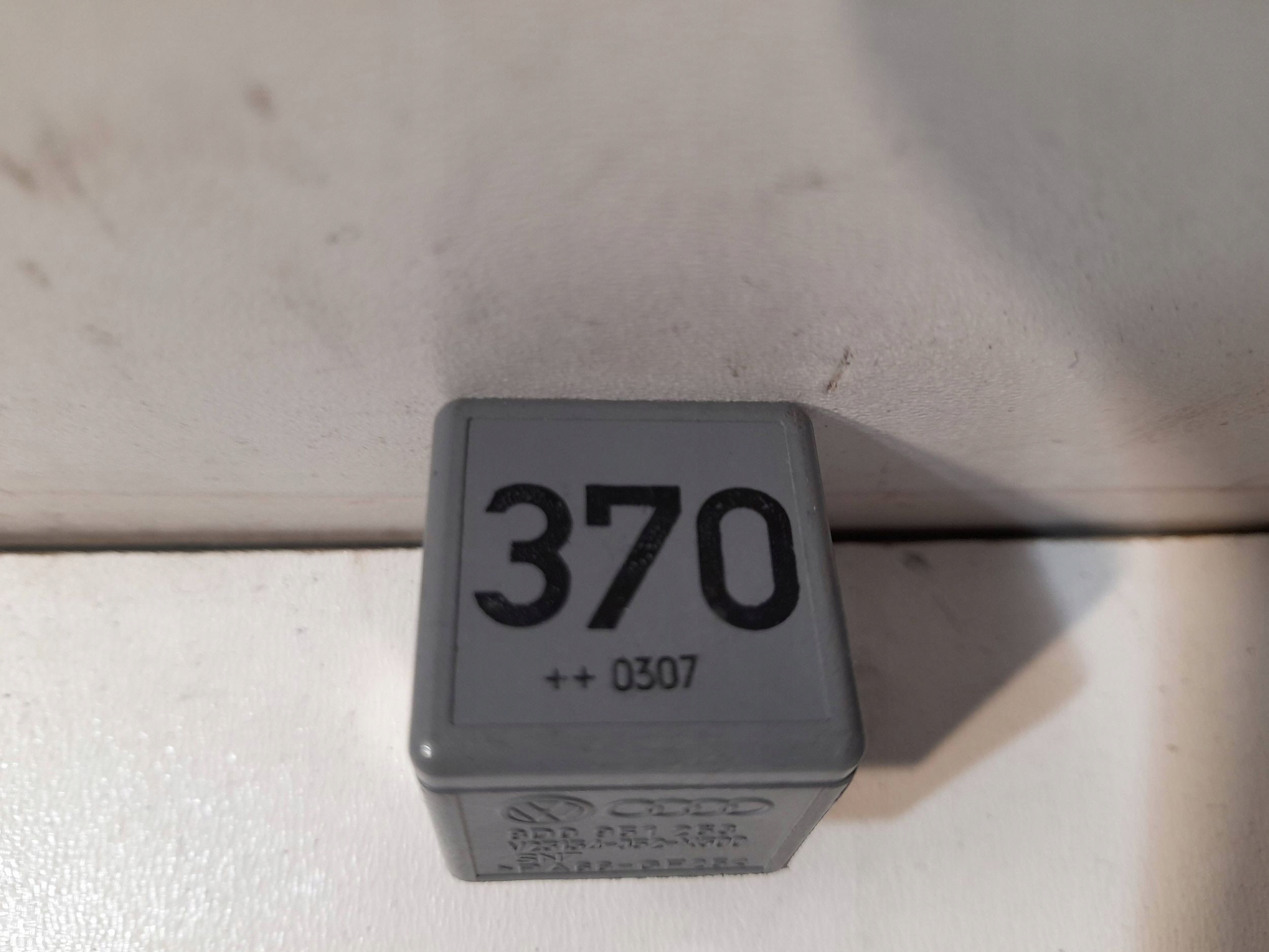 Audi A4 VOLKSWAGEN GOLF relay 8D0951253 / 373 (P230)