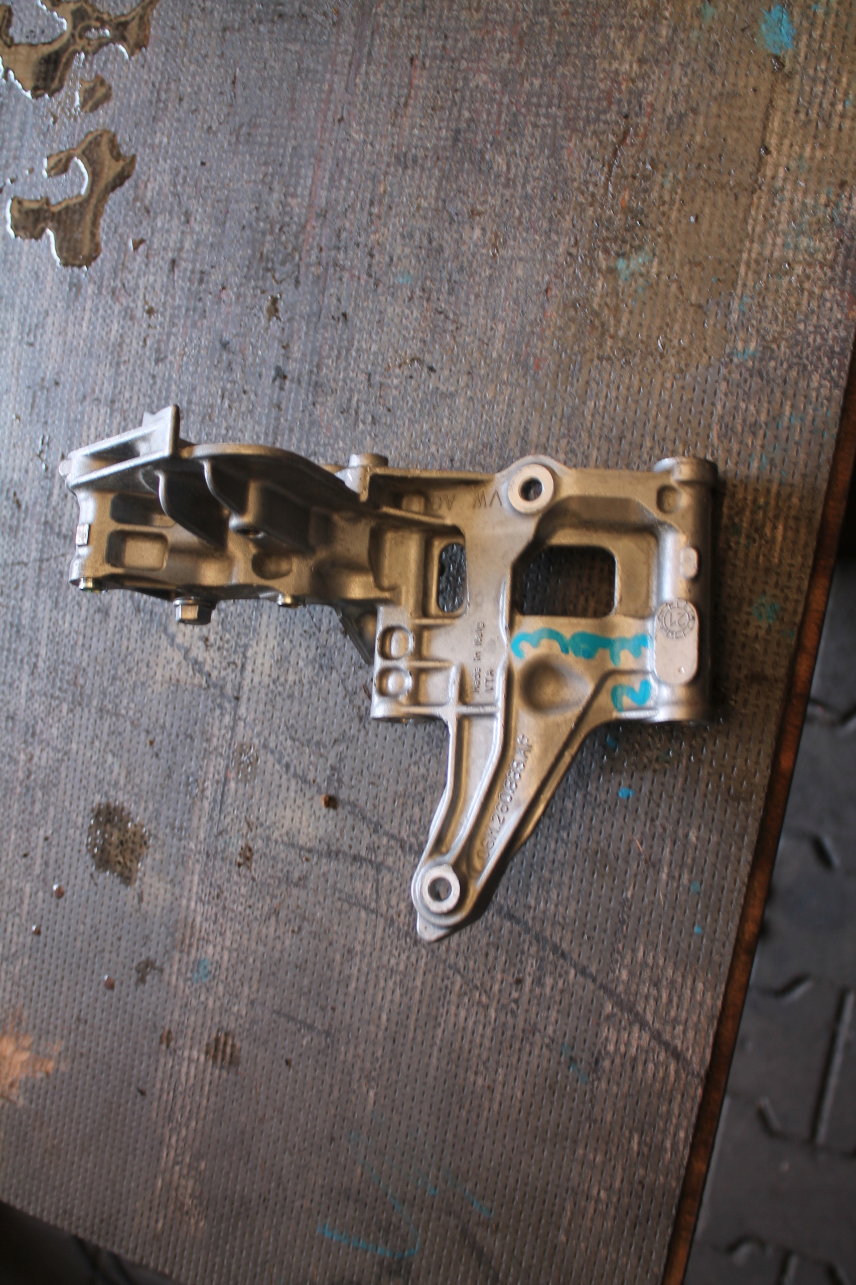 3923. ŁAPA WSPORNIK SPRĘŻARKI AUDI RS5 06M260885AF
