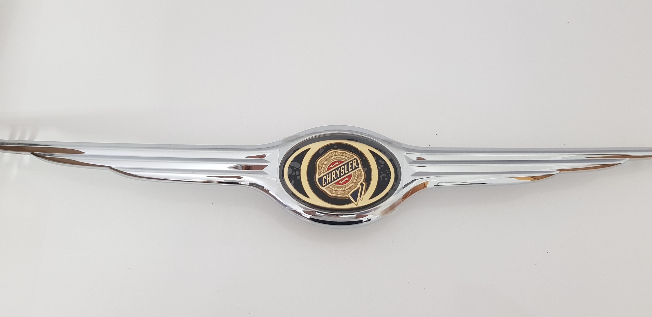 Chrysler 4857334AA Emblém Masky