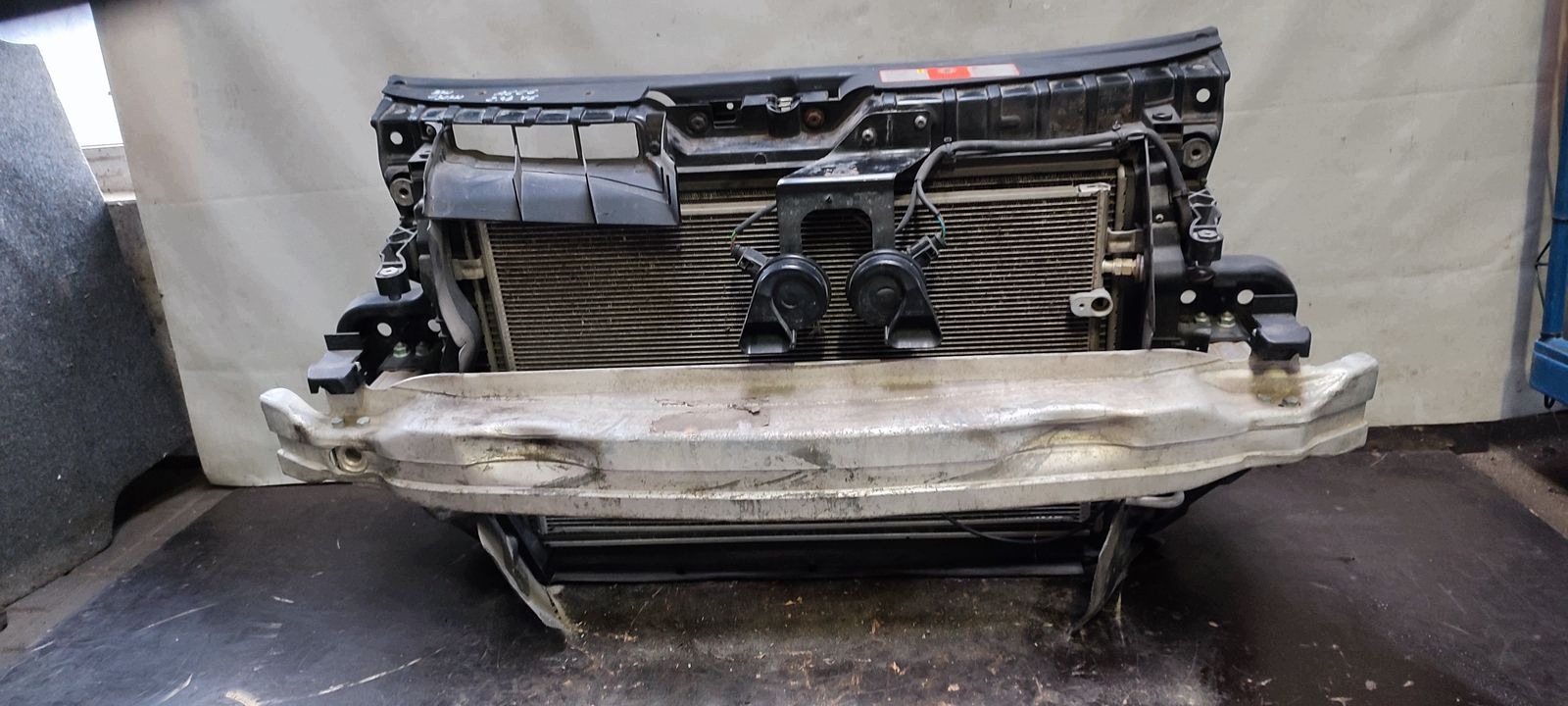 predné čelo priečka železná Audi A6 C6 2,4 V6 automat