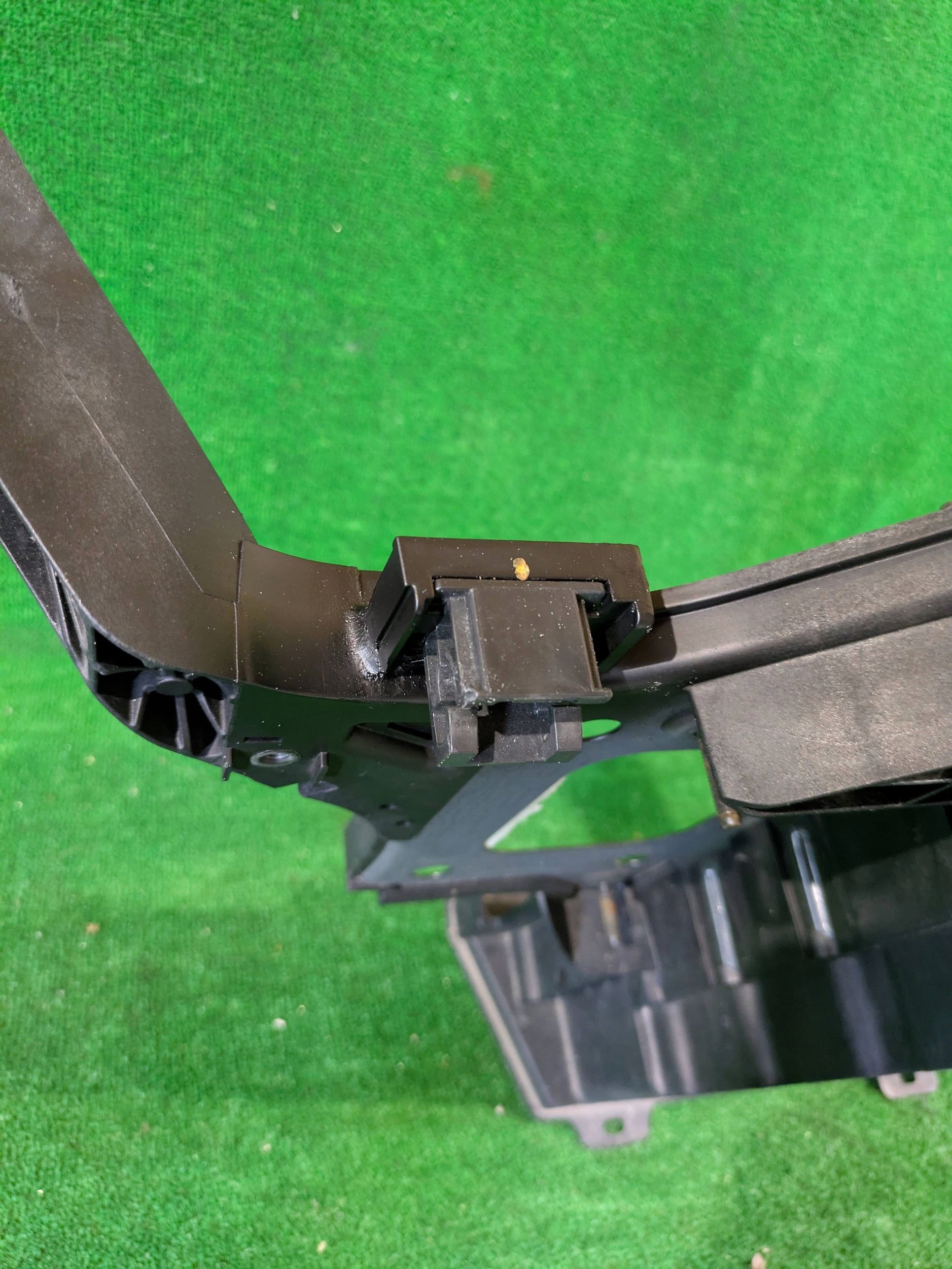 support panel for radiators pillar iron KIA CEED III 64102-J7120