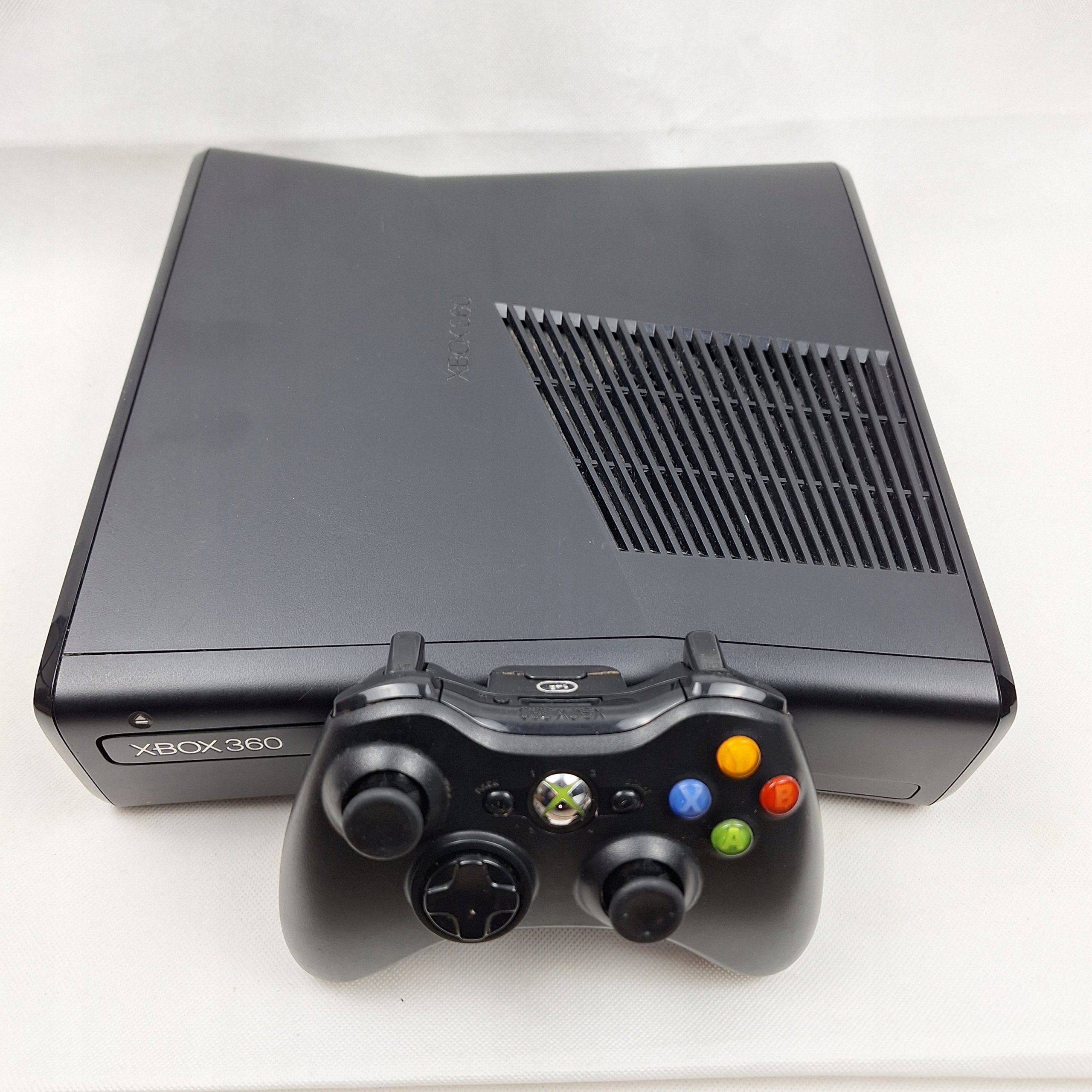 KONSOLA XBOX 360 SLIM S 4GB CZARNA ORYGINALNY PAD GRA GRATISY NA START Złącza RJ-45 (LAN) USB HDMI