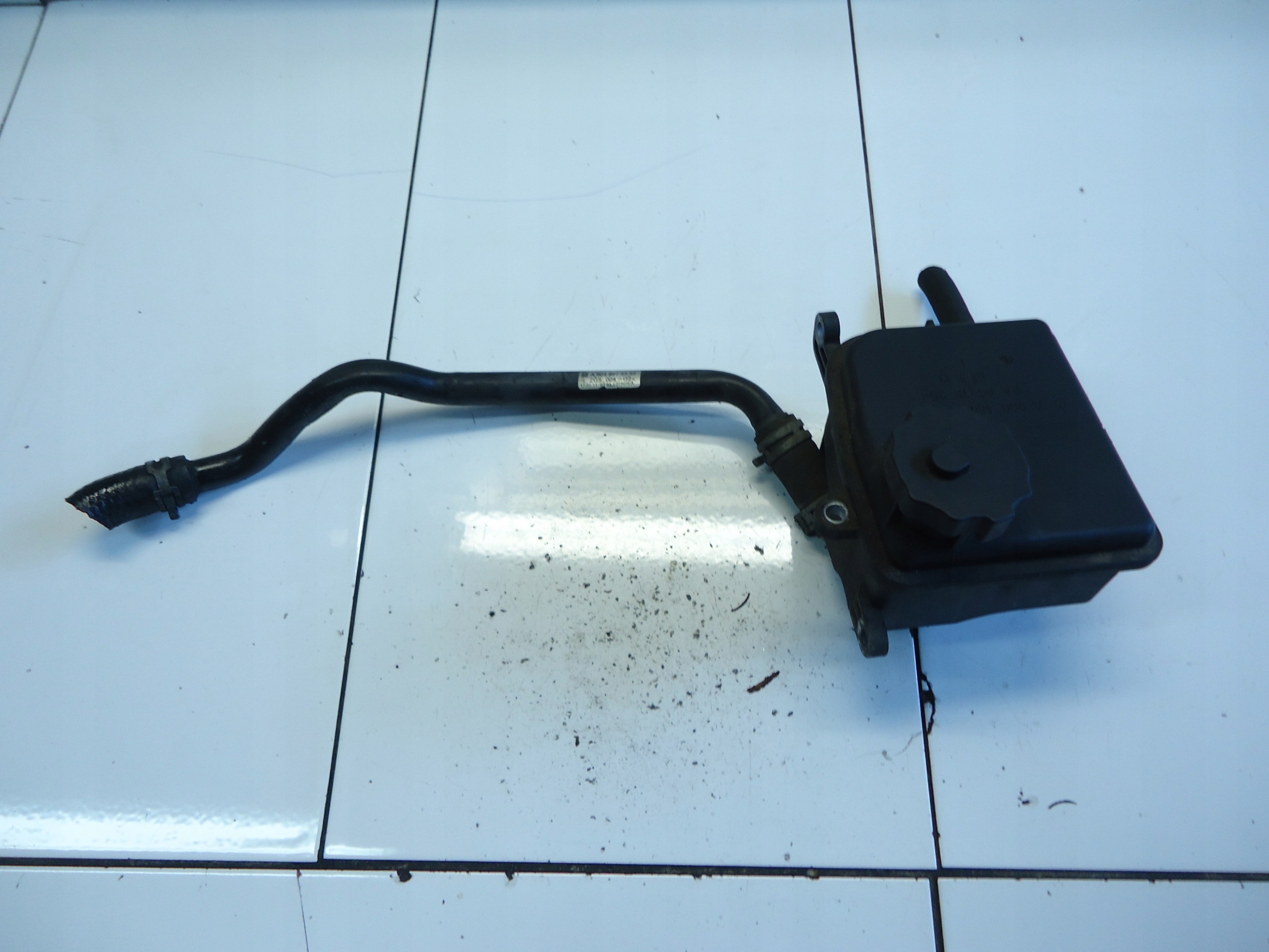 MERCEDES W204 W212 1.8 CGI Servobehälter A0004602983