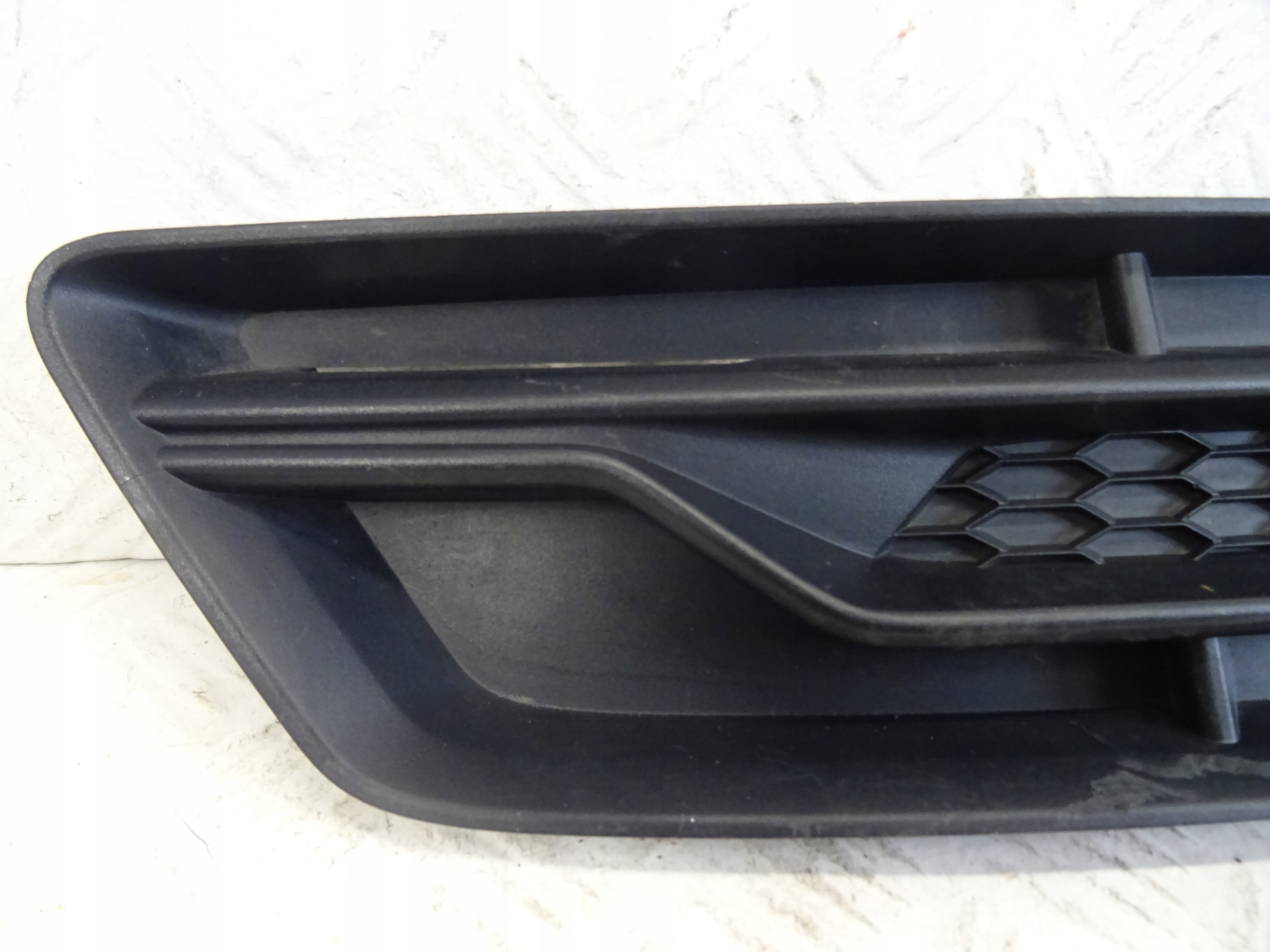 grid of a bumper front front right AUDI A4 B9 ALLROAD 8W0807682P