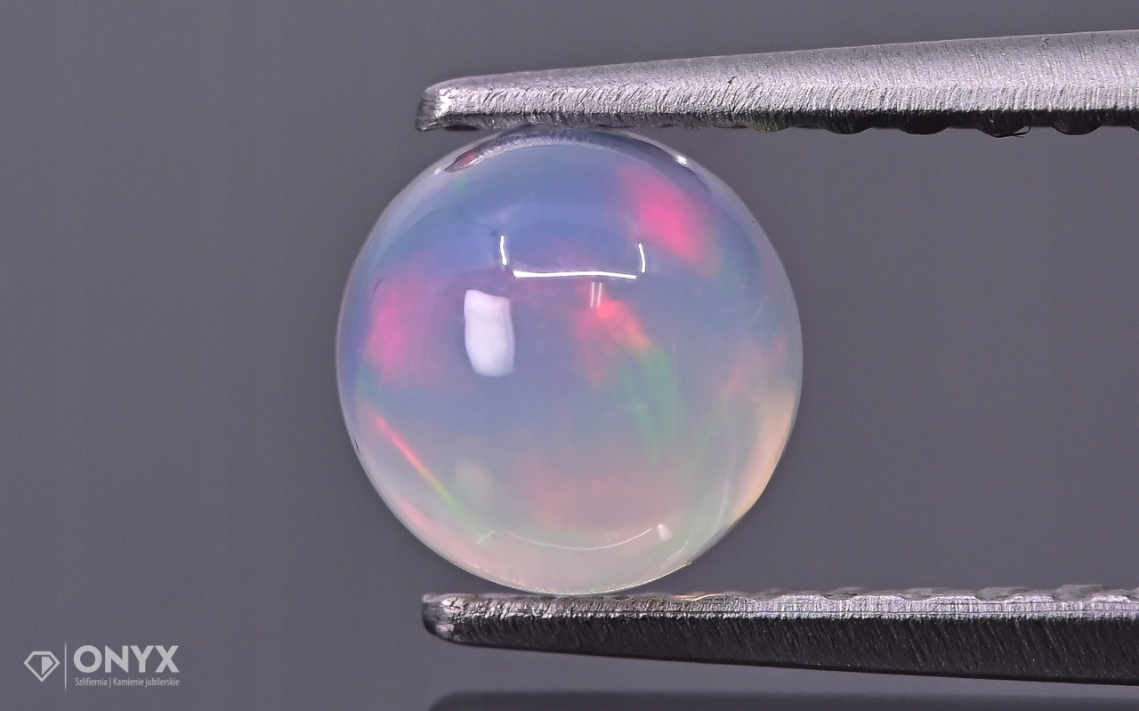 Opál z Etiopie kabošon kulatý fi 5,1 mm