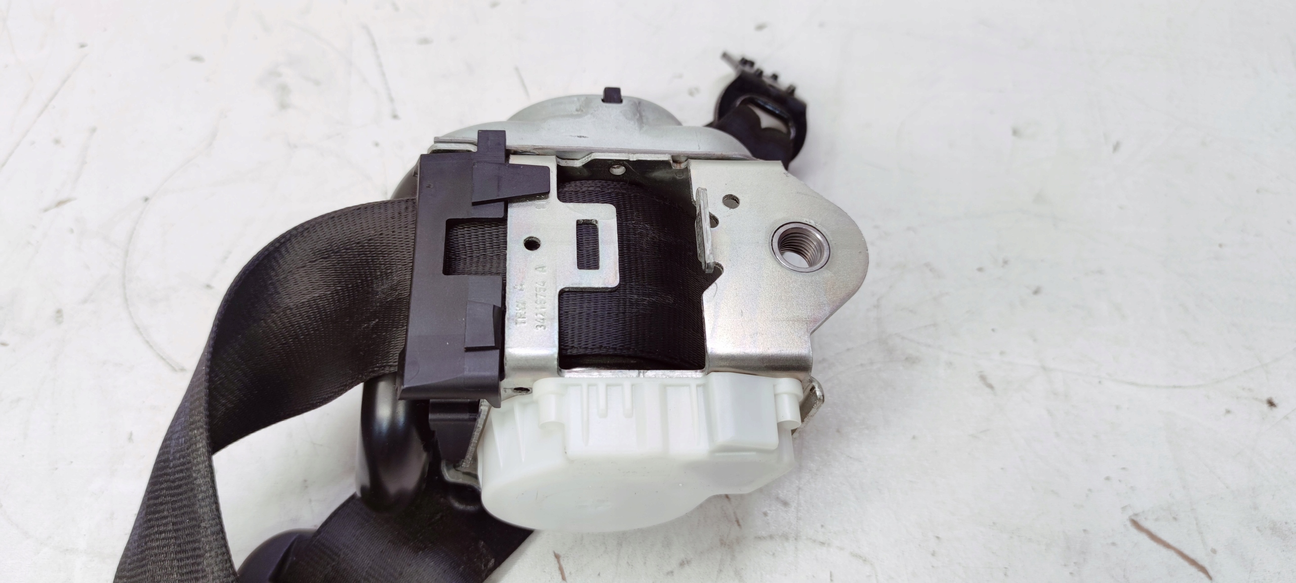 Gurten links heck AUDI A4 B9 8W0857805B beschädigt