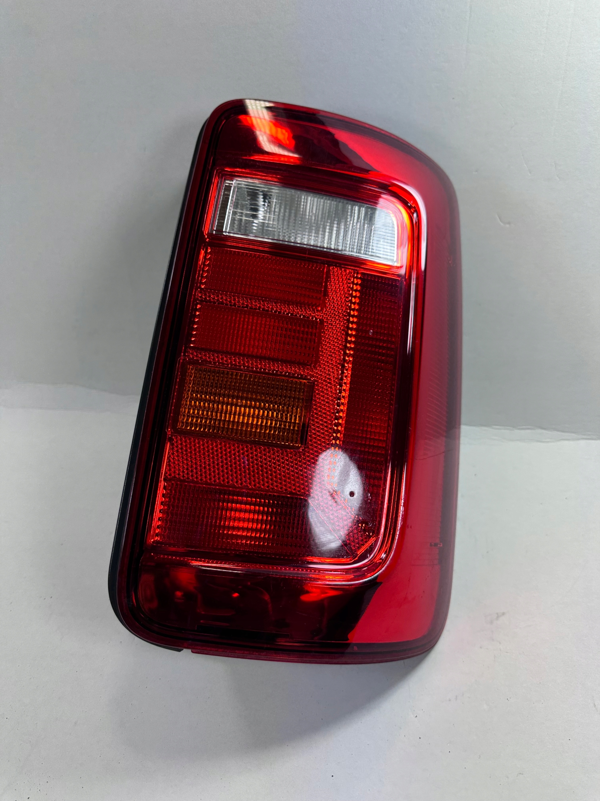 CADDY 2K5 LAMPA PRAWA TYLNA TYŁ SKRZYDEŁKA 2K1945096P