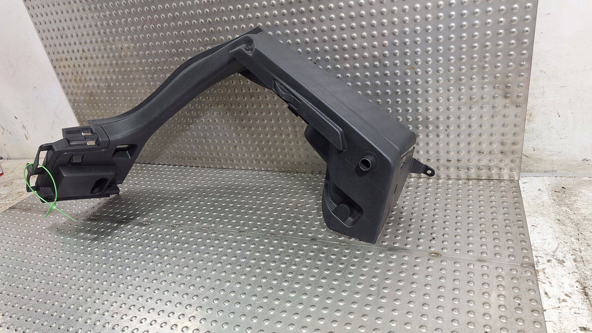 boot upholstery holder POLKI left side 5G6867761E VW GOLF VII