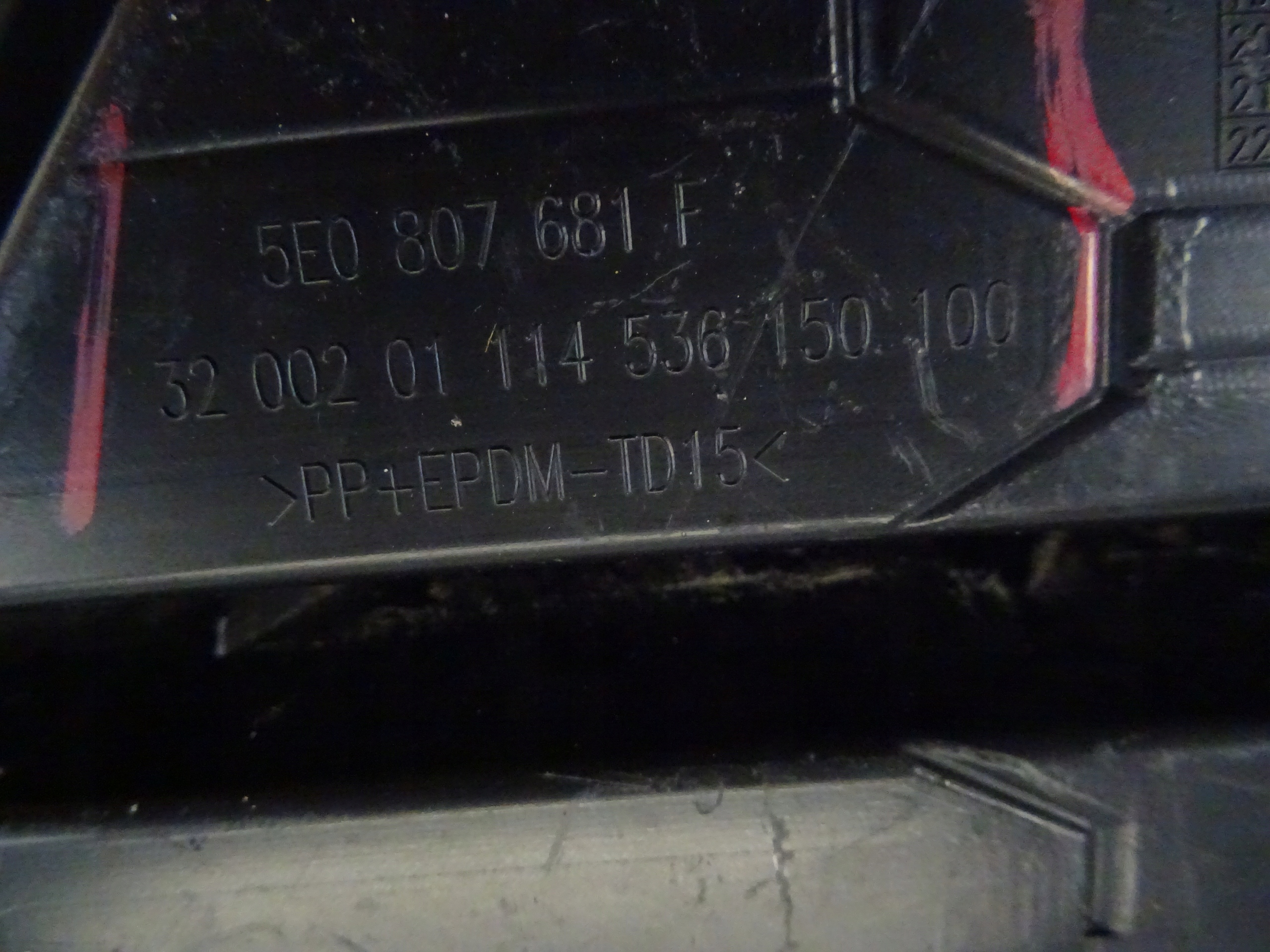 grid of a bumper front front left SKODA OCTAVIA III LIFT 5E0807681F