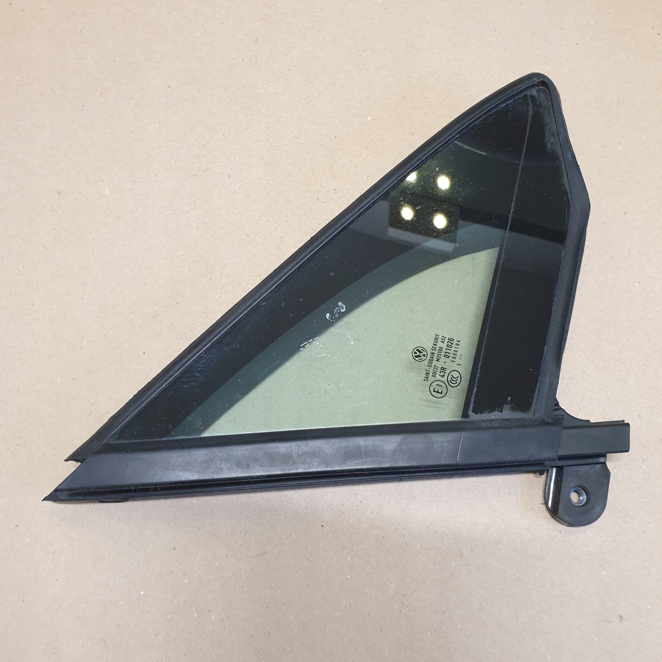 window Z door TROJKAT right front VW PASSAT B8 3G OE