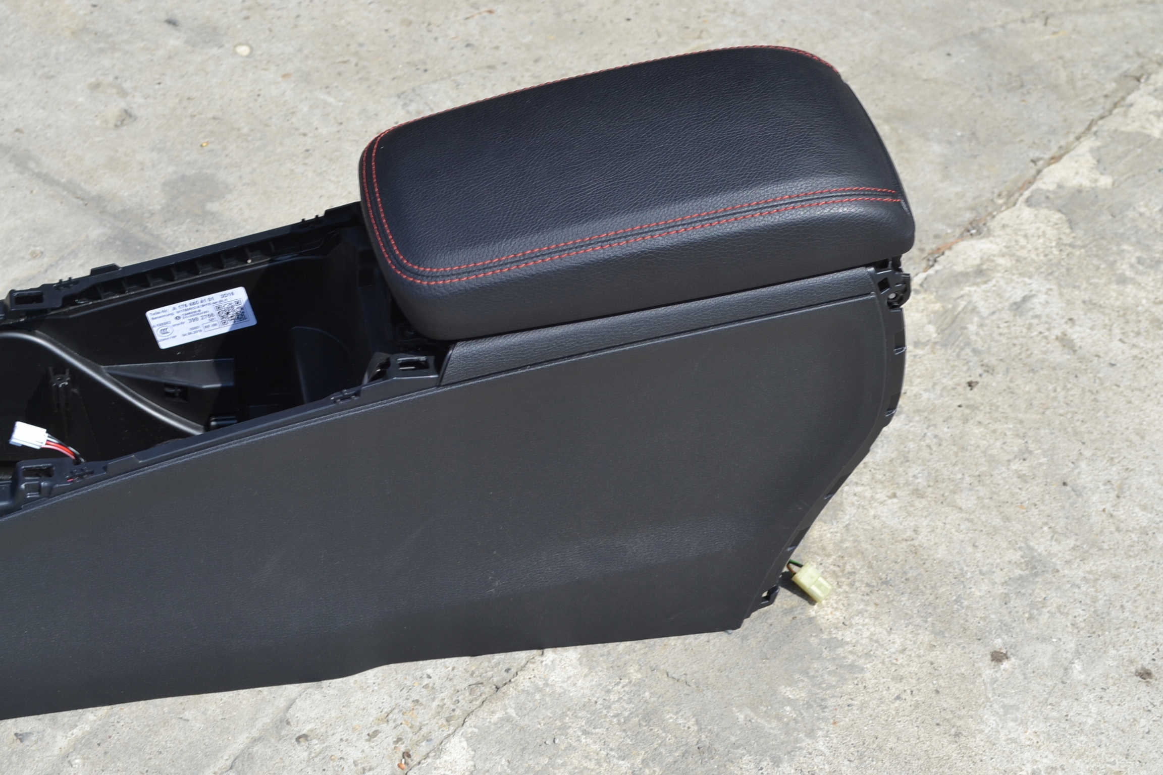 tunnel central armrest Mercedes A1766804101