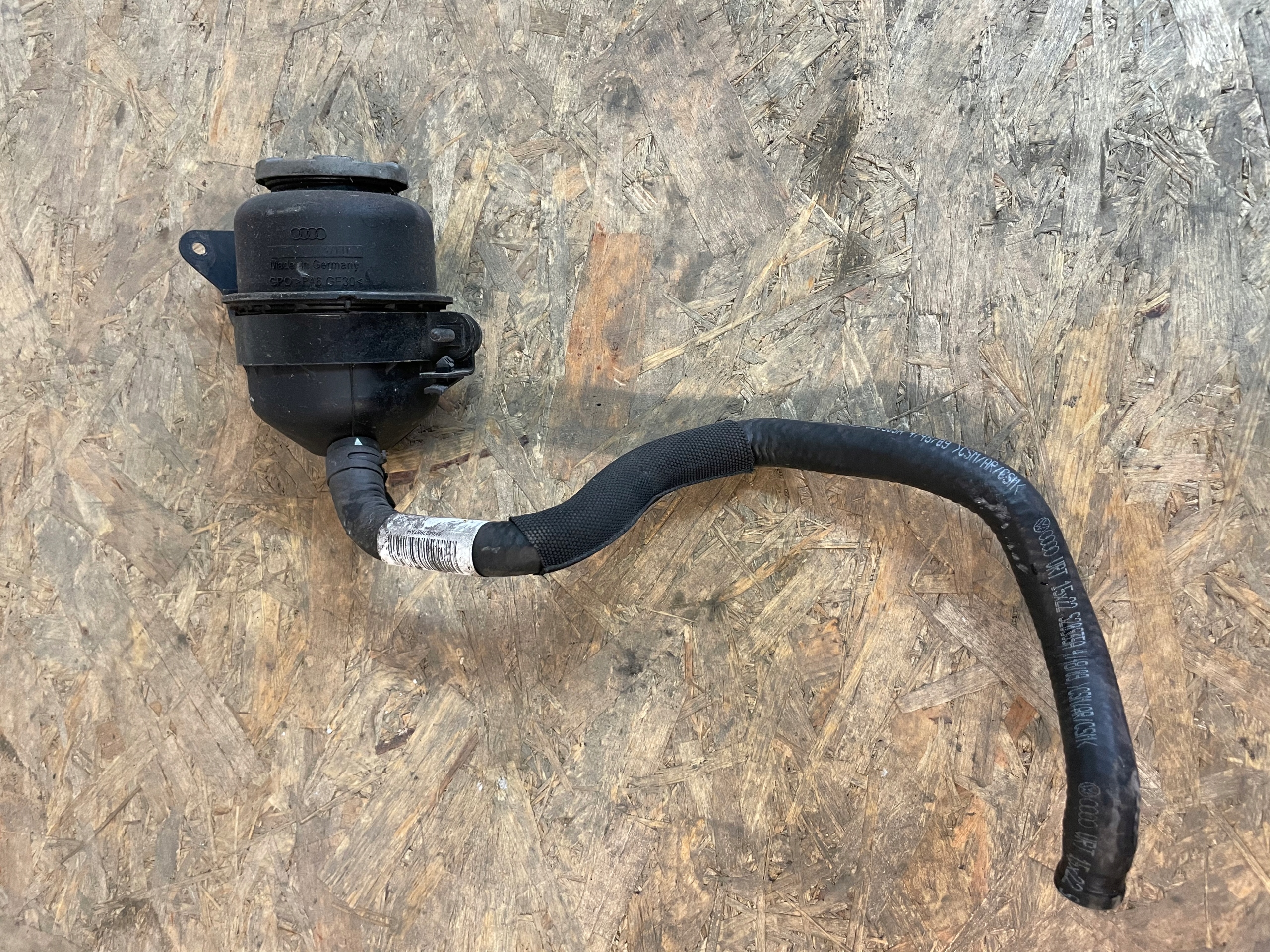 8K0422162P - A4 B8 бачок поддержки крепление шланг