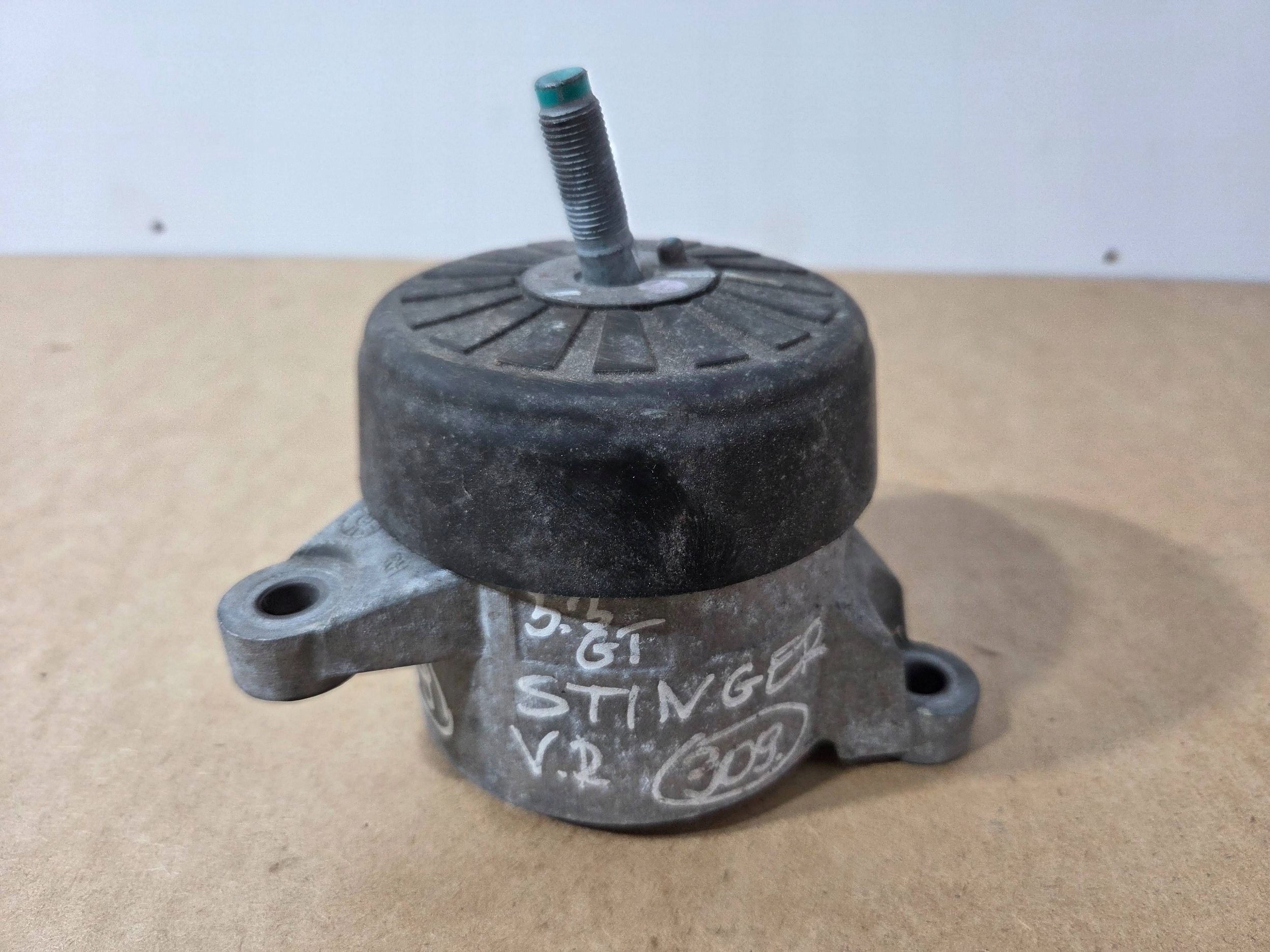 Kia Stinger 3,3GT engine mount right (309)