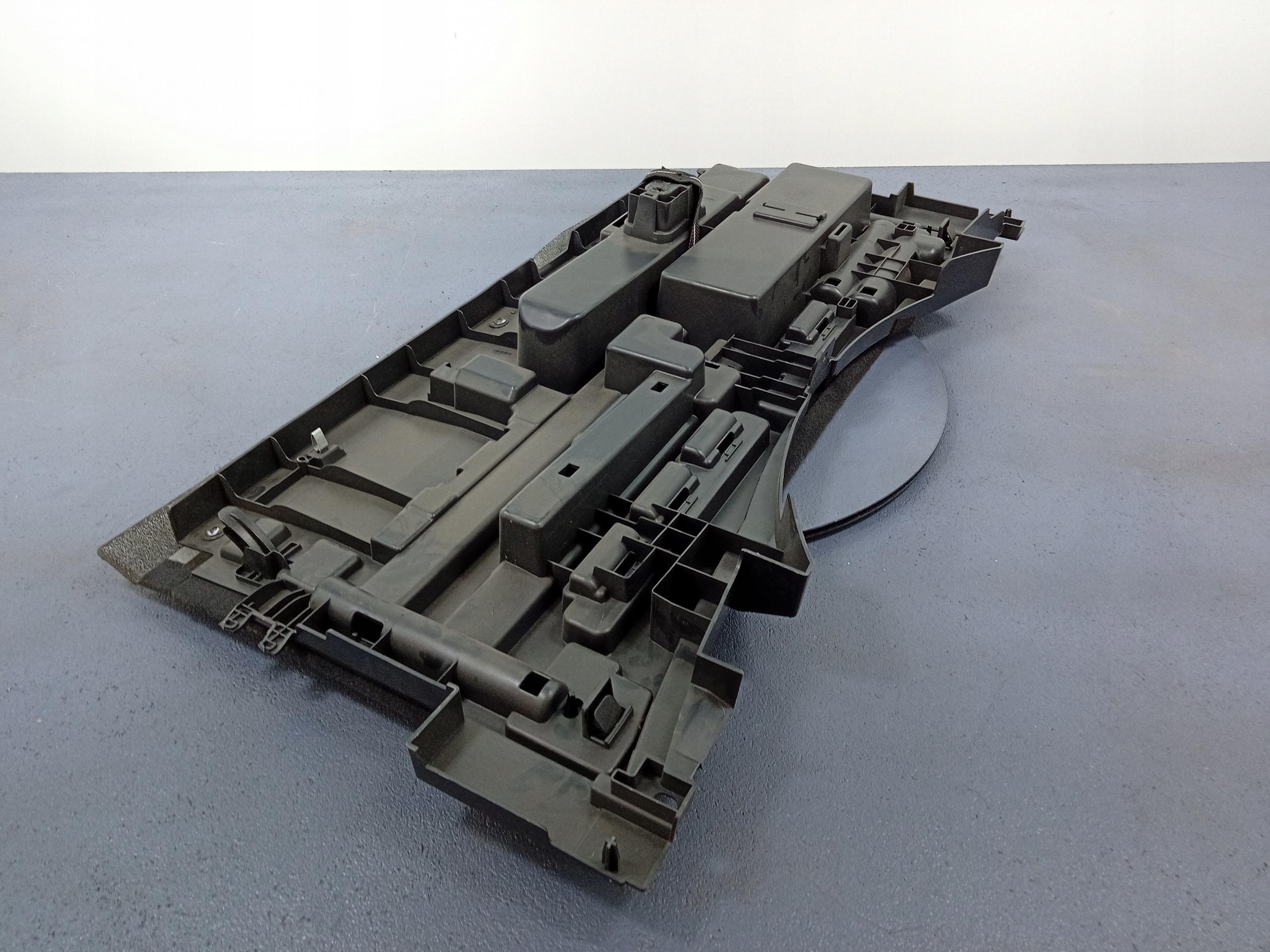 A4 B9 8W бардачок вклад багажника 8W9861486A