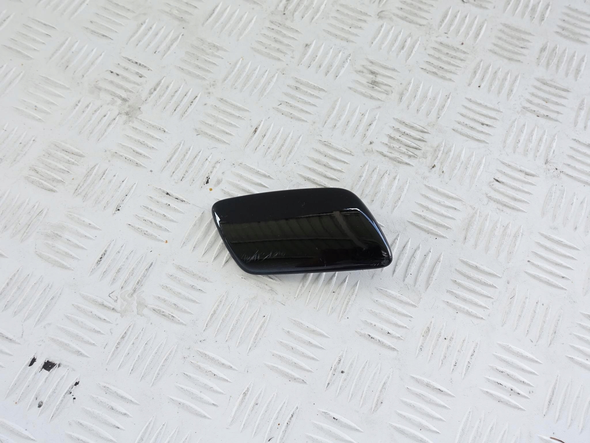 10327691 - CHEVROLET CORVETTE C6 05-13 крышка омывателя