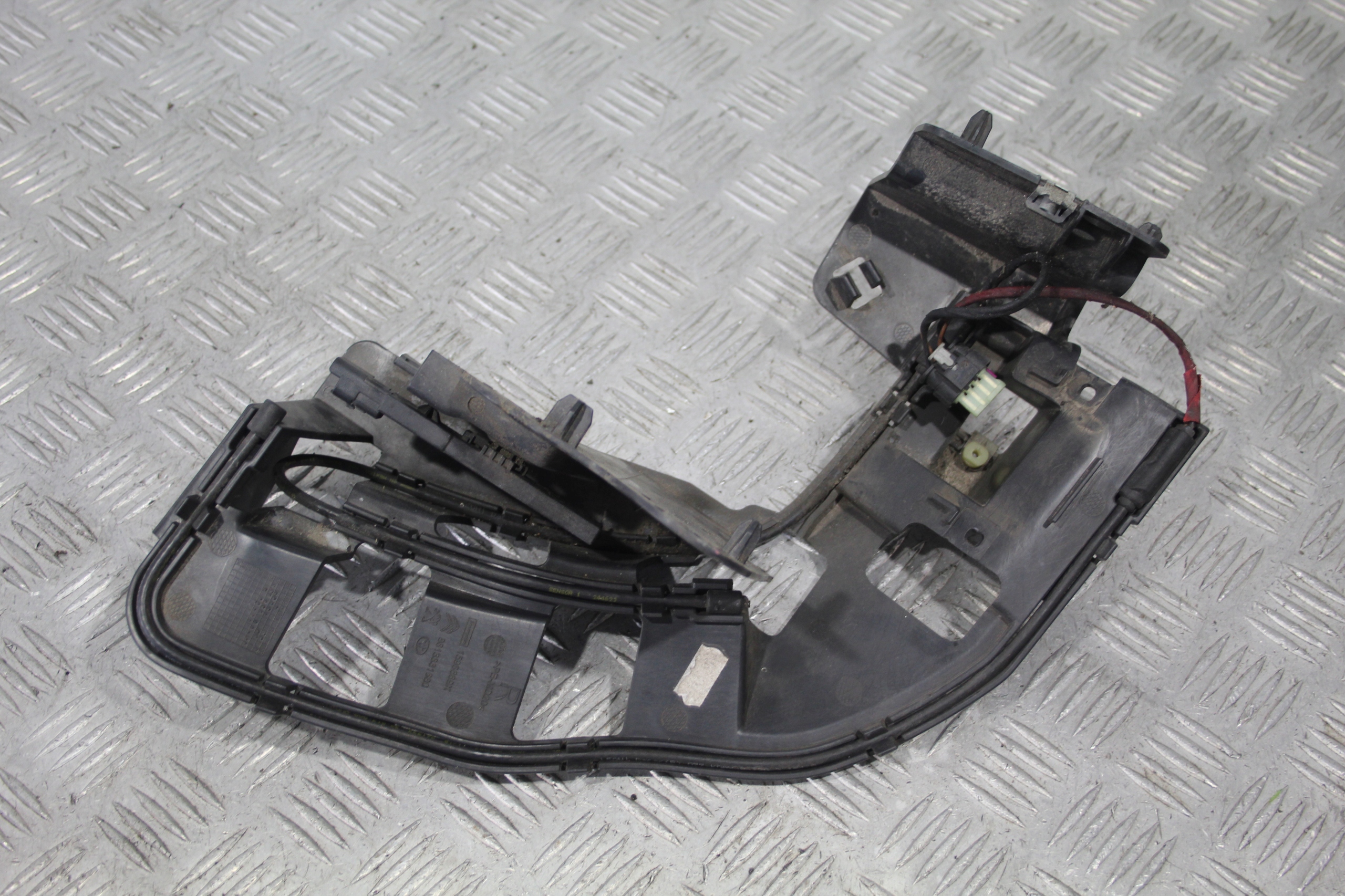 bumper bracket right rear part TRAVELLER 9813331680