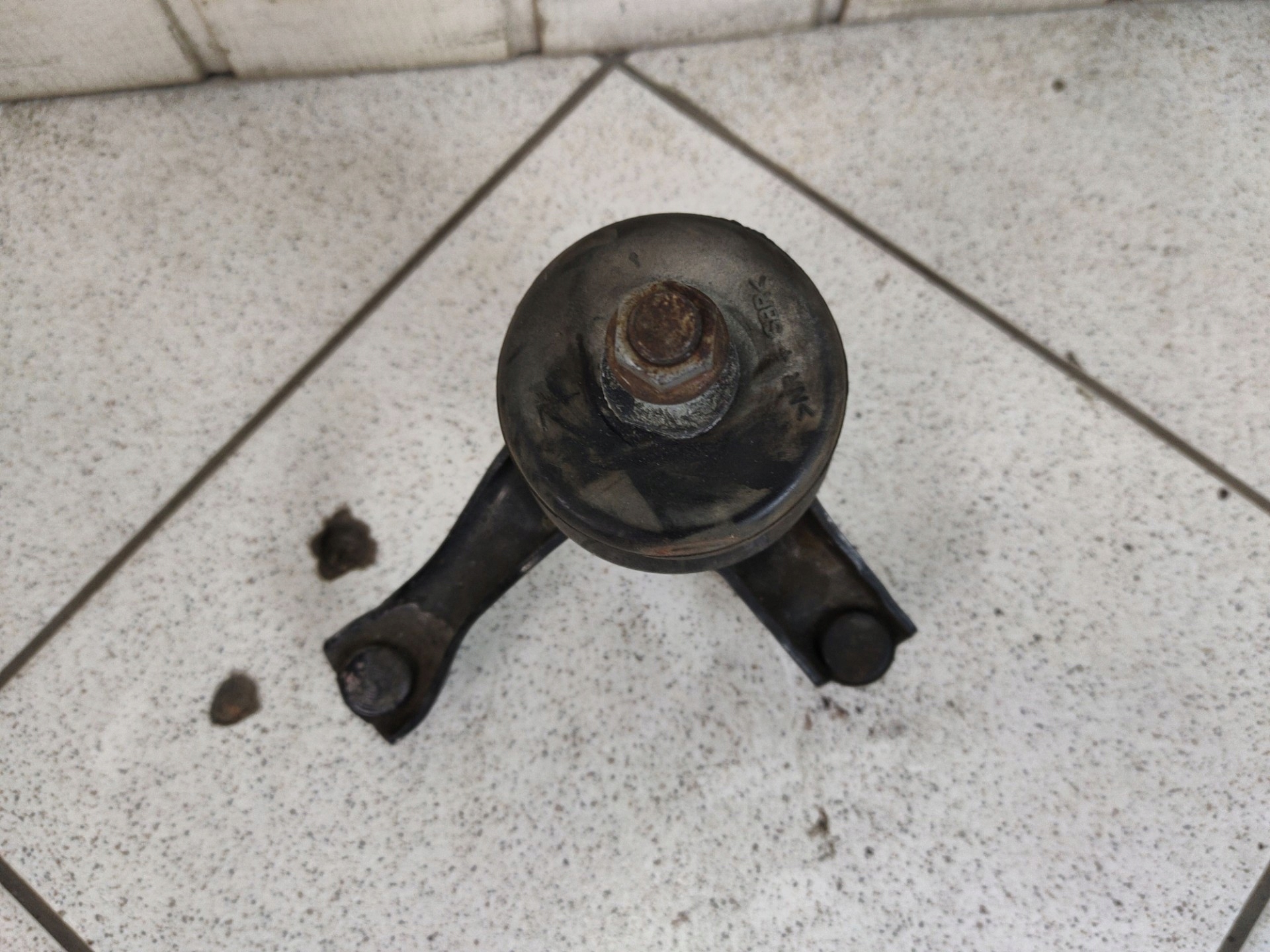 engine mount left side Toyota Sienna 3 2011
