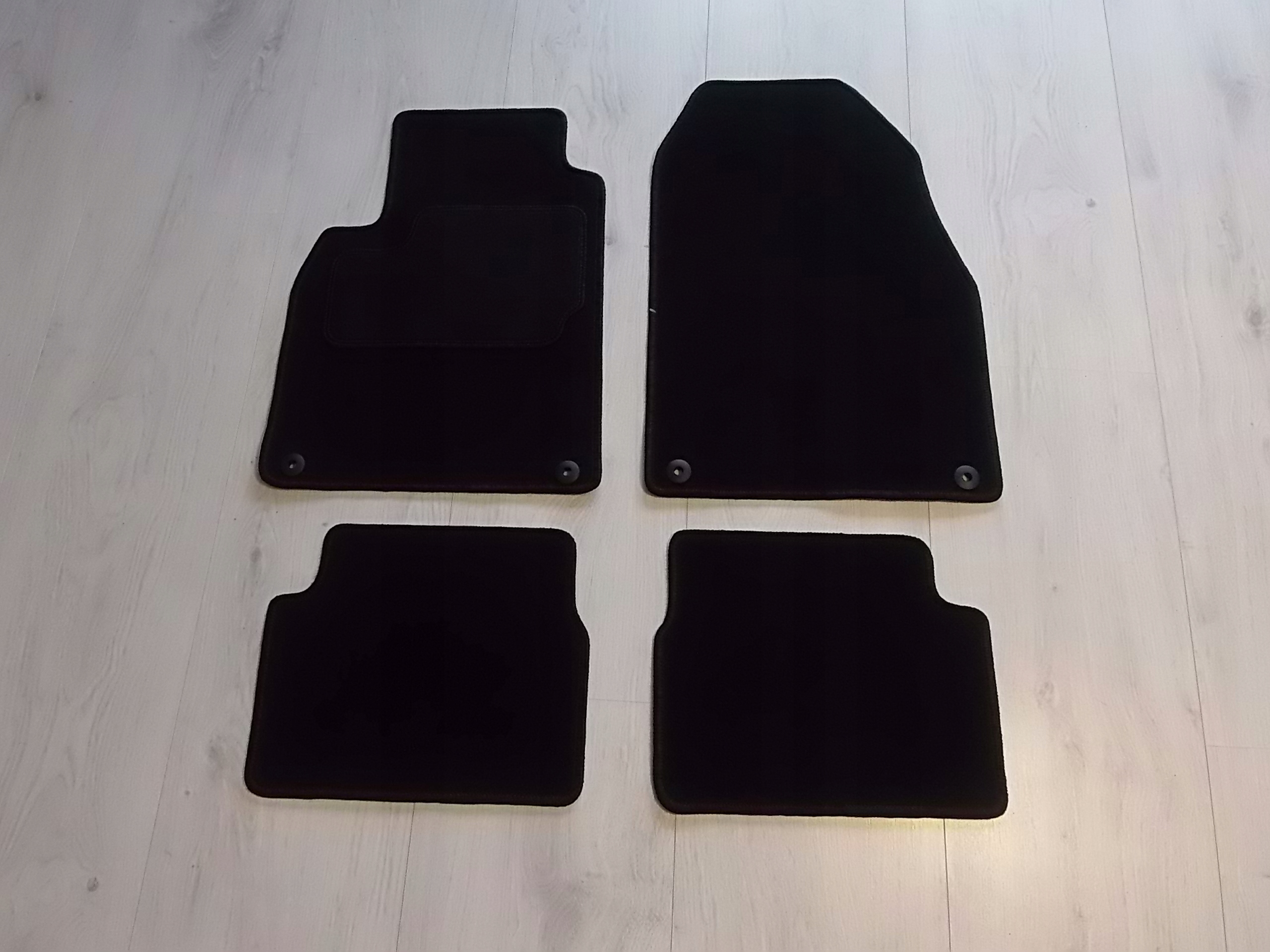 

Dywaniki Welurowe Saab 93 9-3 Rok 02-07