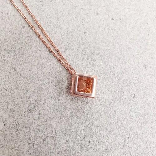 Stříbrný náhrdelník zdobený zirkony.