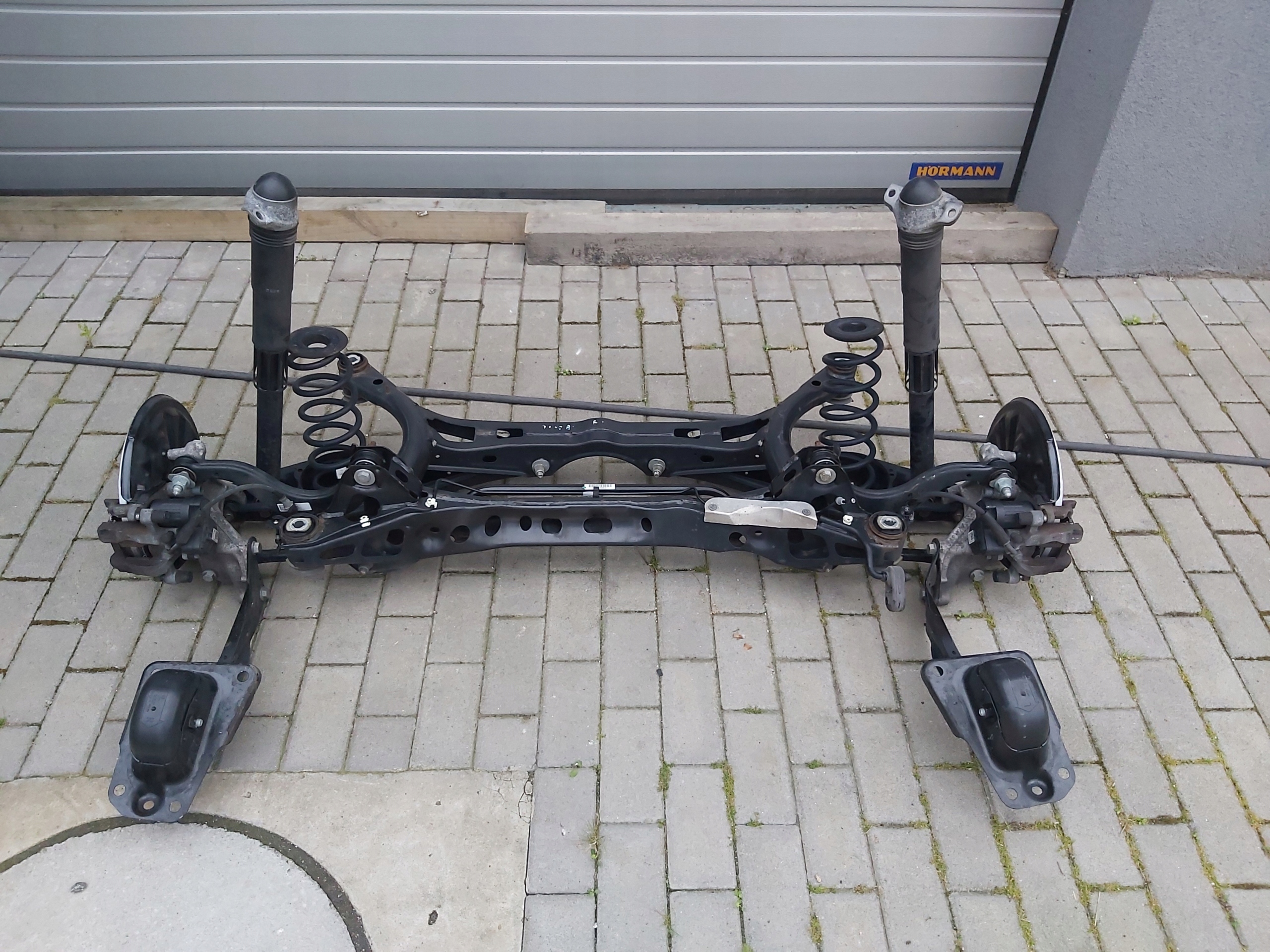 VW PASSAT B8 1.6 TDI ZAWIESZENIE TYŁ BELKA 17R.