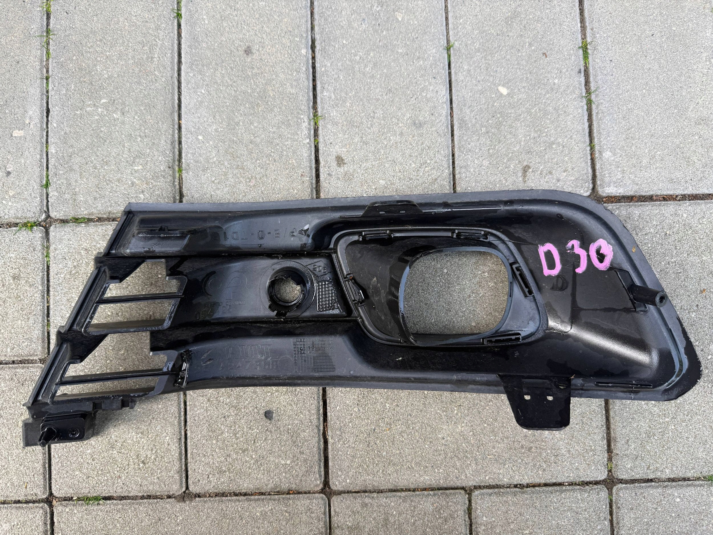 Renault Captur and 1 17- lift grid right front front