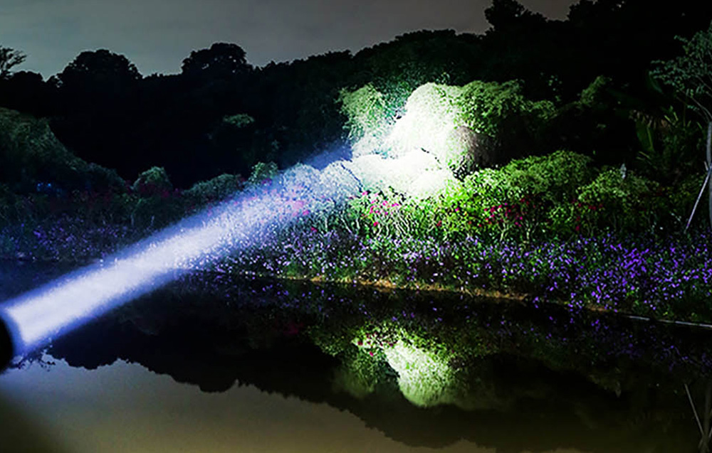 SUPERFIRE MOCNA LATARKA TAKTYCZNA LED AKUMULATOROWA POWERBANK 36W 2700LM Materiał aluminium