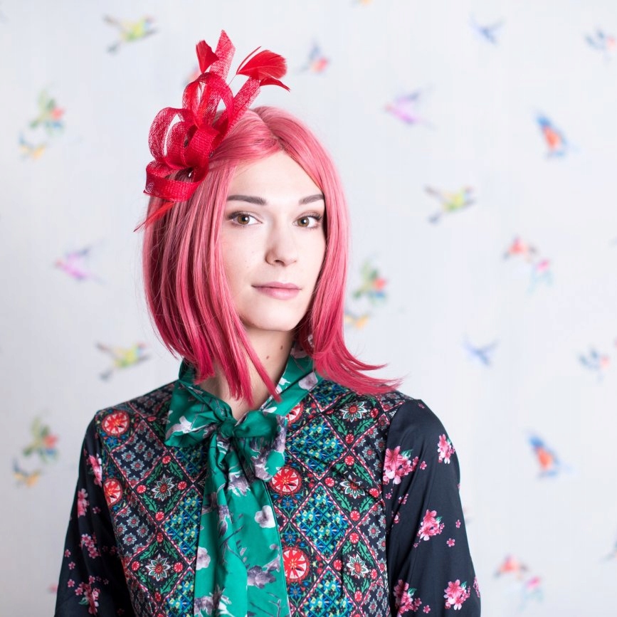 Fascynator Mysterious - czerwony cz19590 Model Mysterious