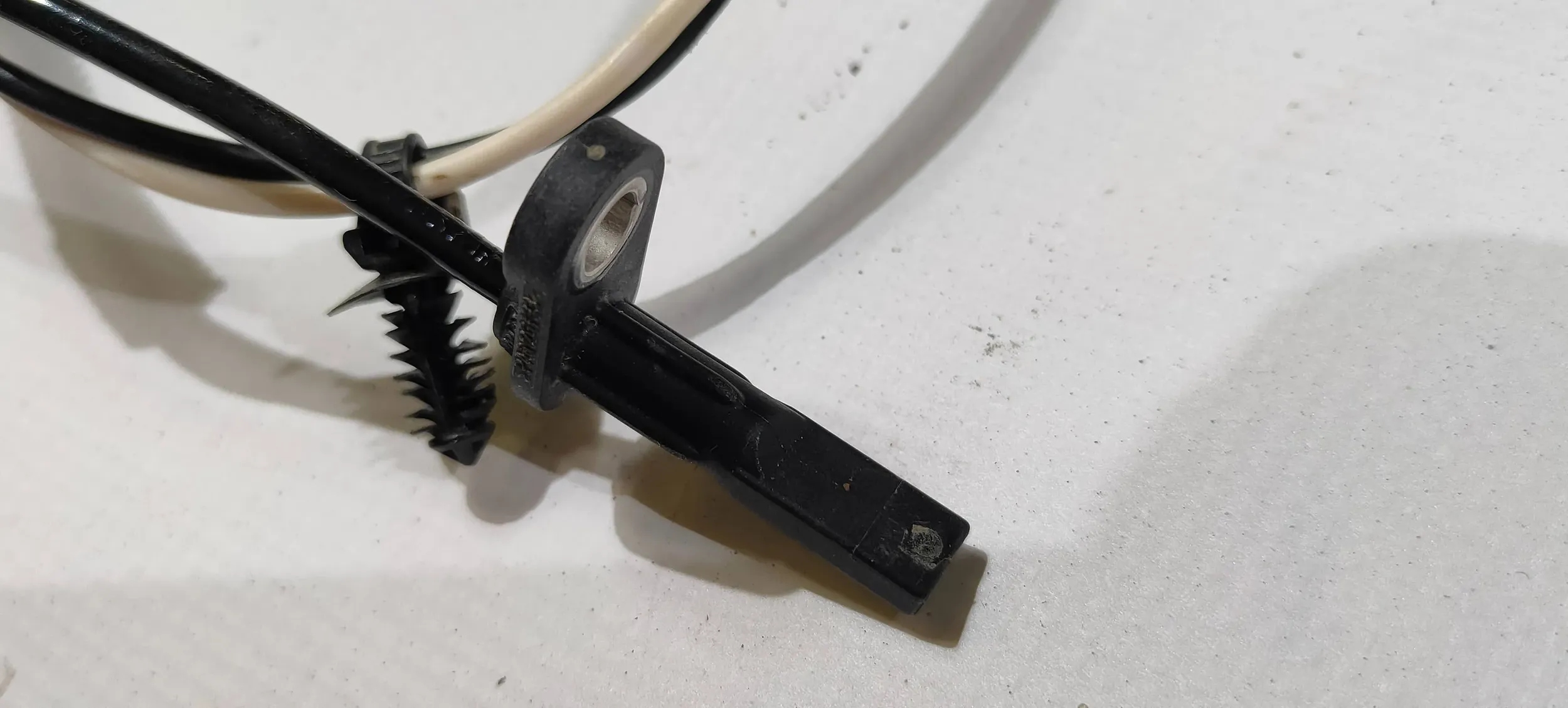sensor ABS wiring of a caliper rear part rear left Ford Explorer 2020