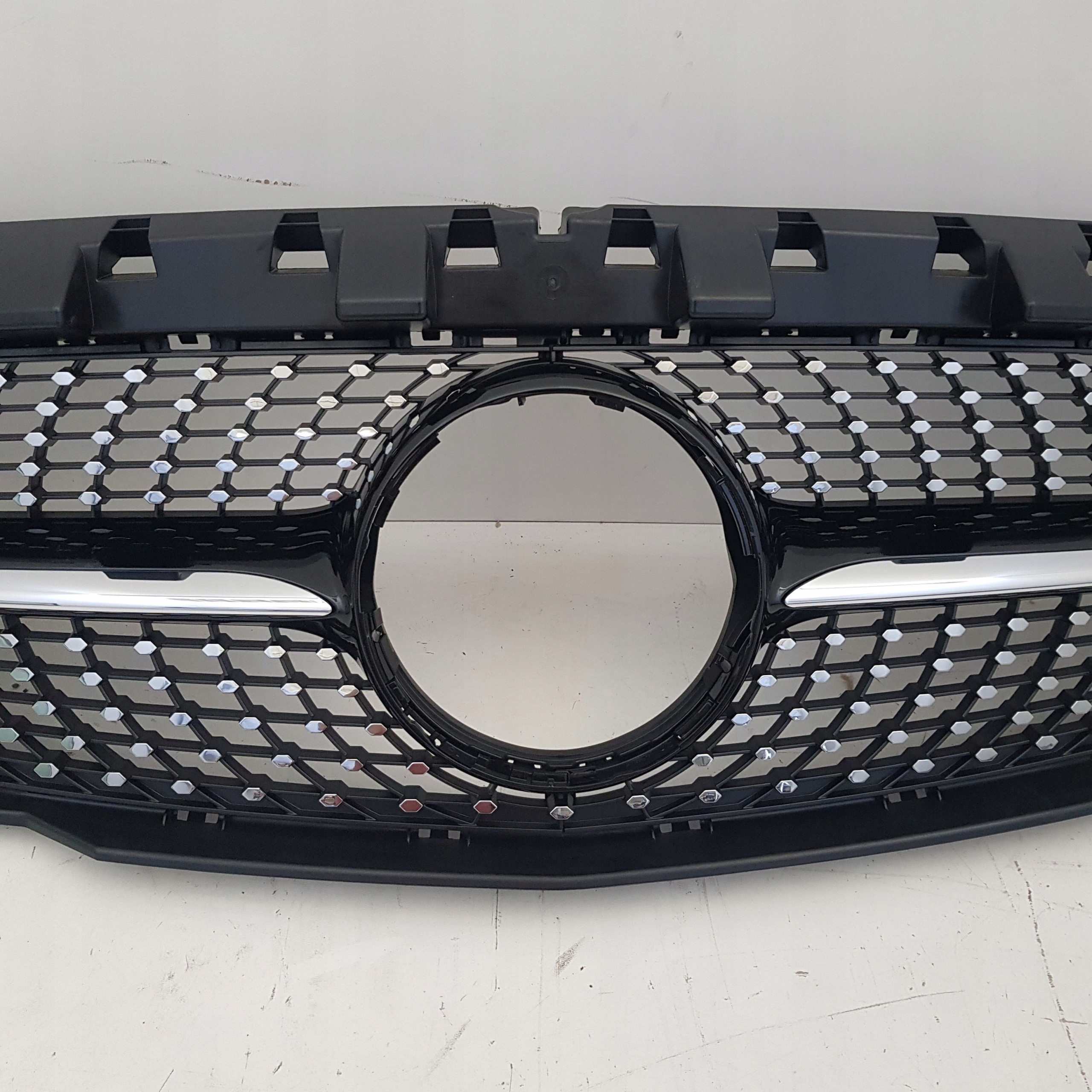 MERCEDES CLA 117 ATRAPA GRIL DIAMOND NOWA ORYGINAŁ Kolor czarny