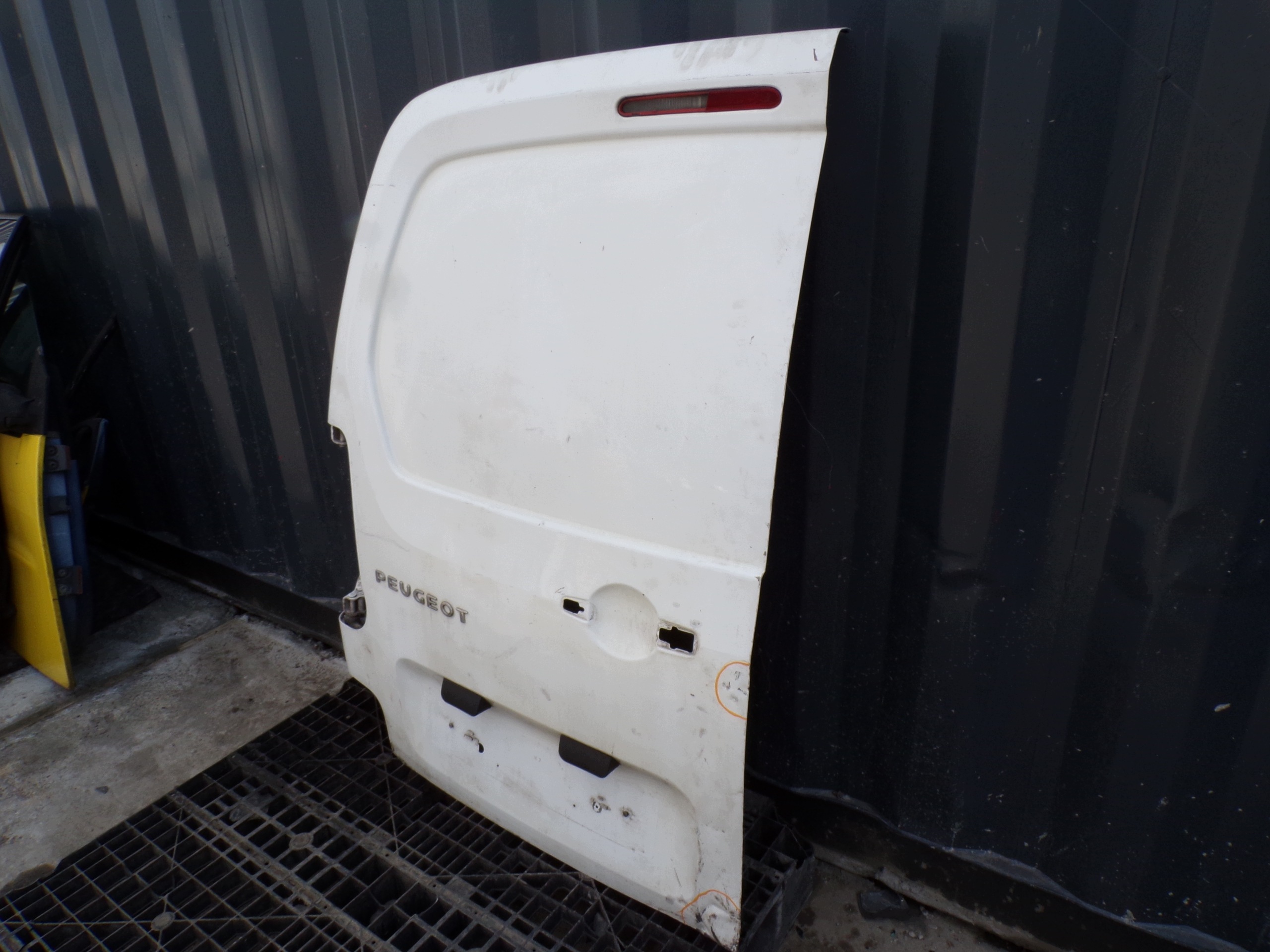 door left rear. rear part PEUGEOT PARTNER (R1)