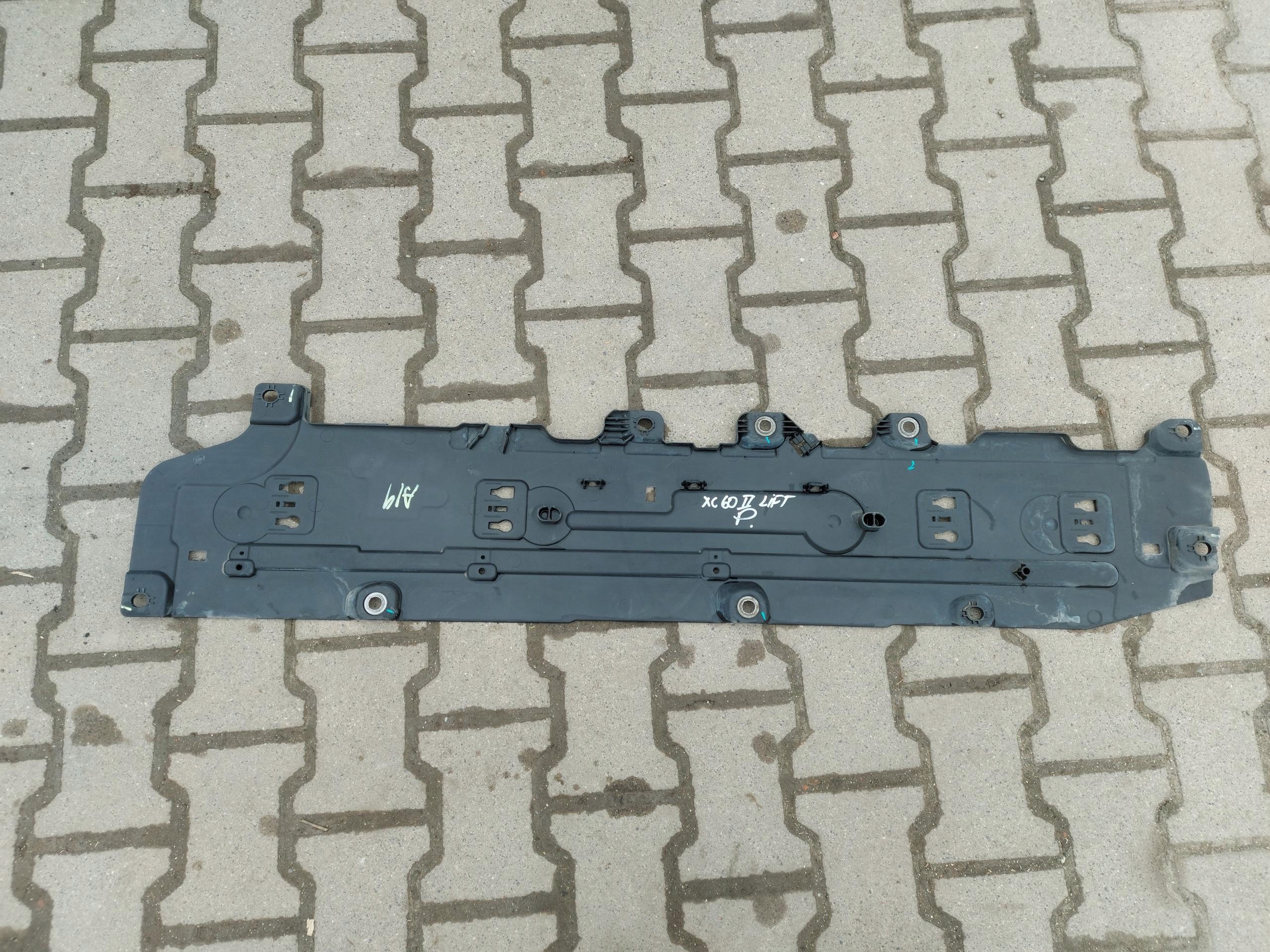 VOLVO XC60 II LIFT Osłona podwozia prawa 32372417