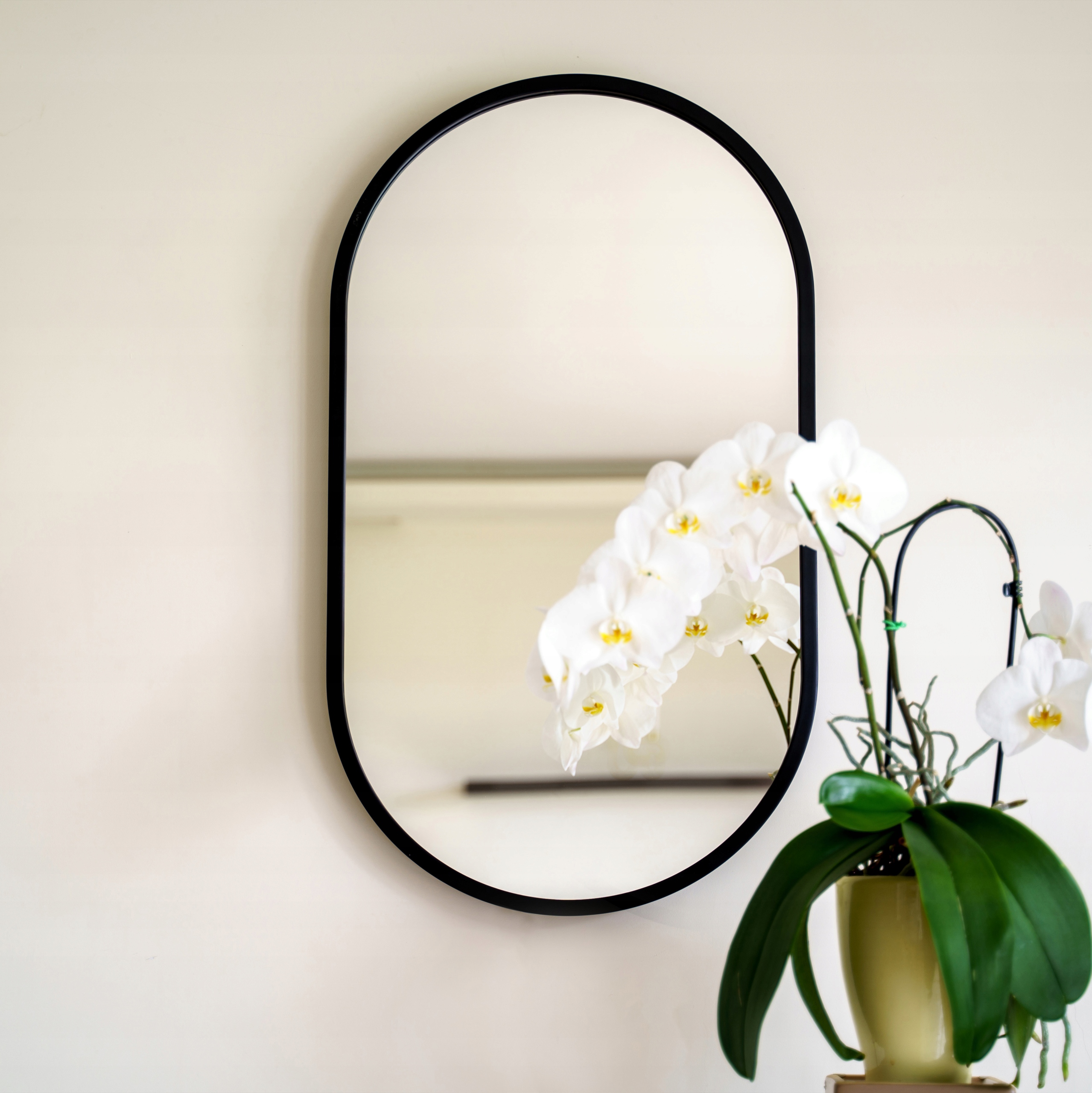 LUSTRO PODŚWIETLANE LED W RAMIE OWALNE CZARNE 60X95 CM Marka inna