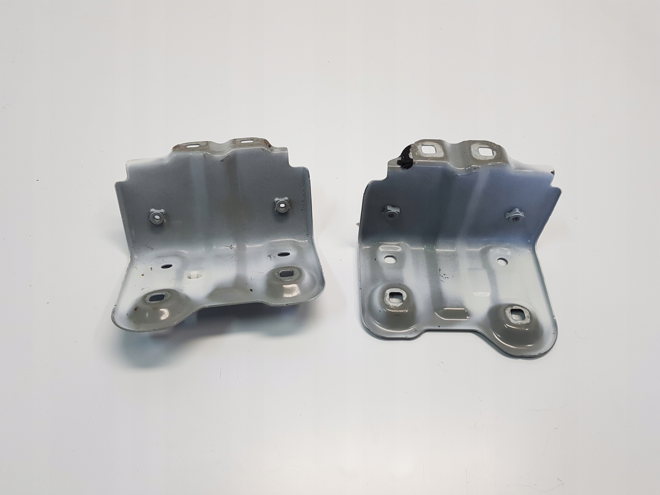 663508999R - КРІПЛЕННЯ КРИЛА ПРАВЕ RENAULT CAPTUR II