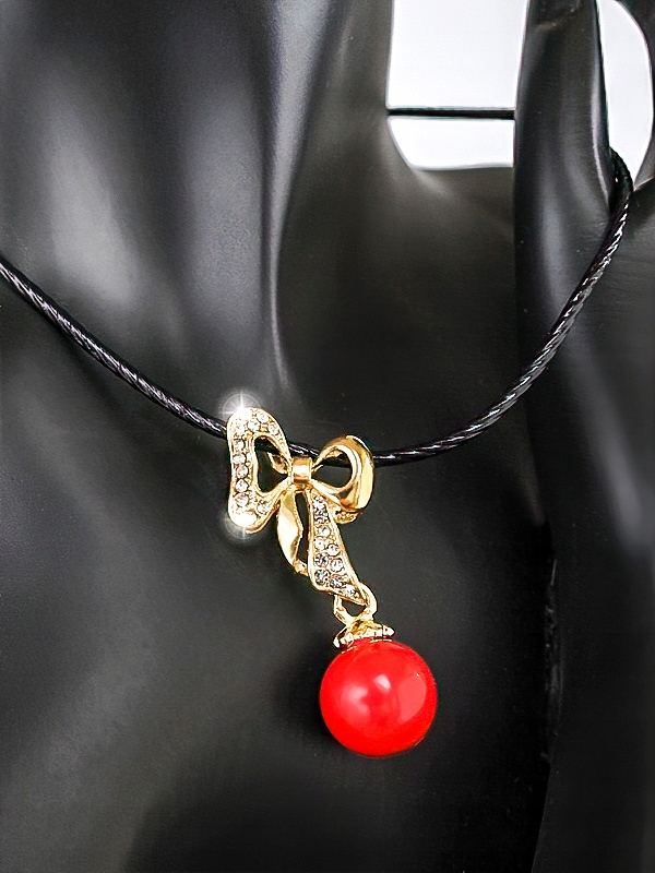 

Złota zawieszka z łańcuszkiem