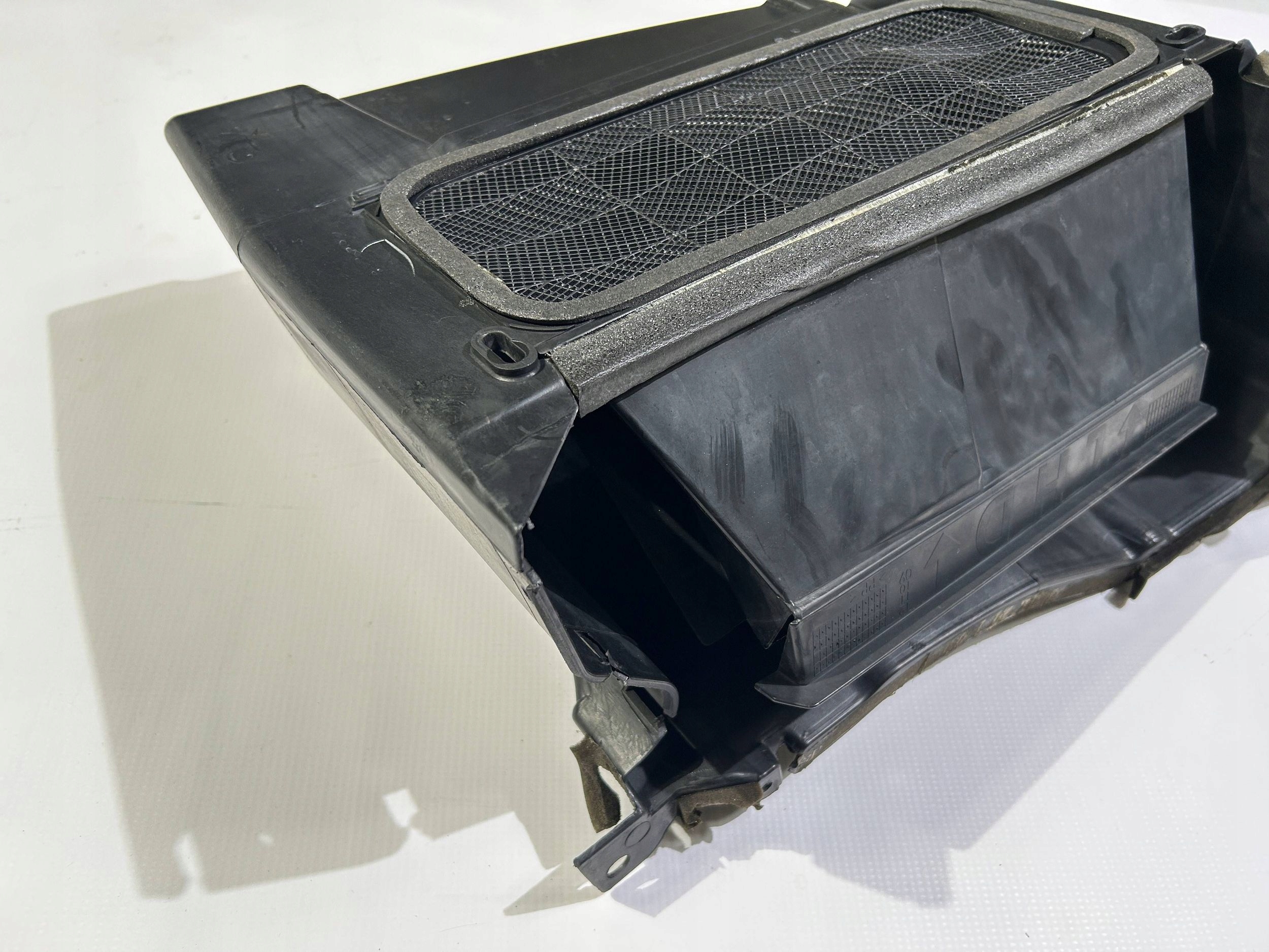 cover of a filter, cab filter cab Dodge Charger Challenger 2015+