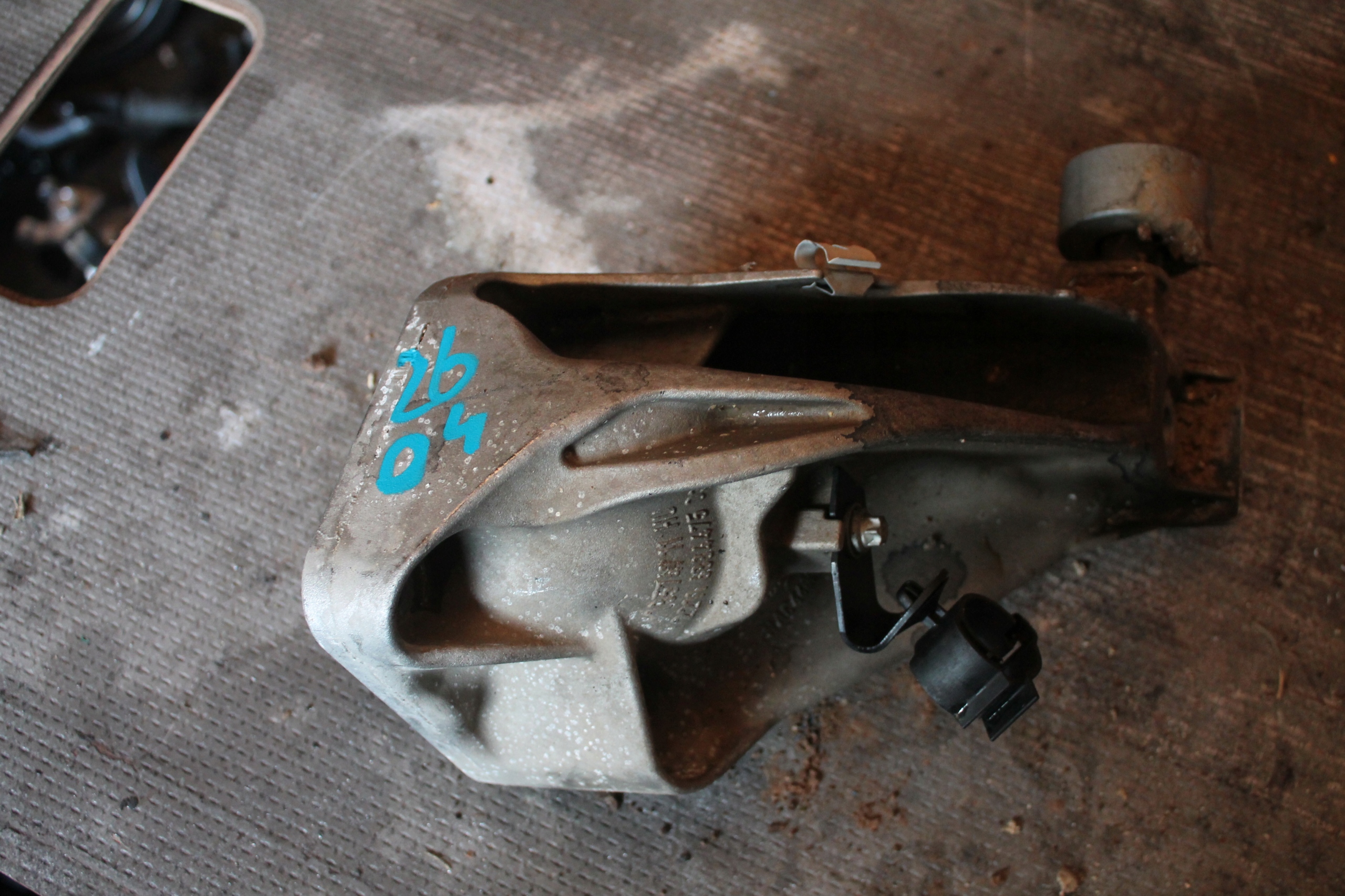 2604. holder engine mount BMW 6884475