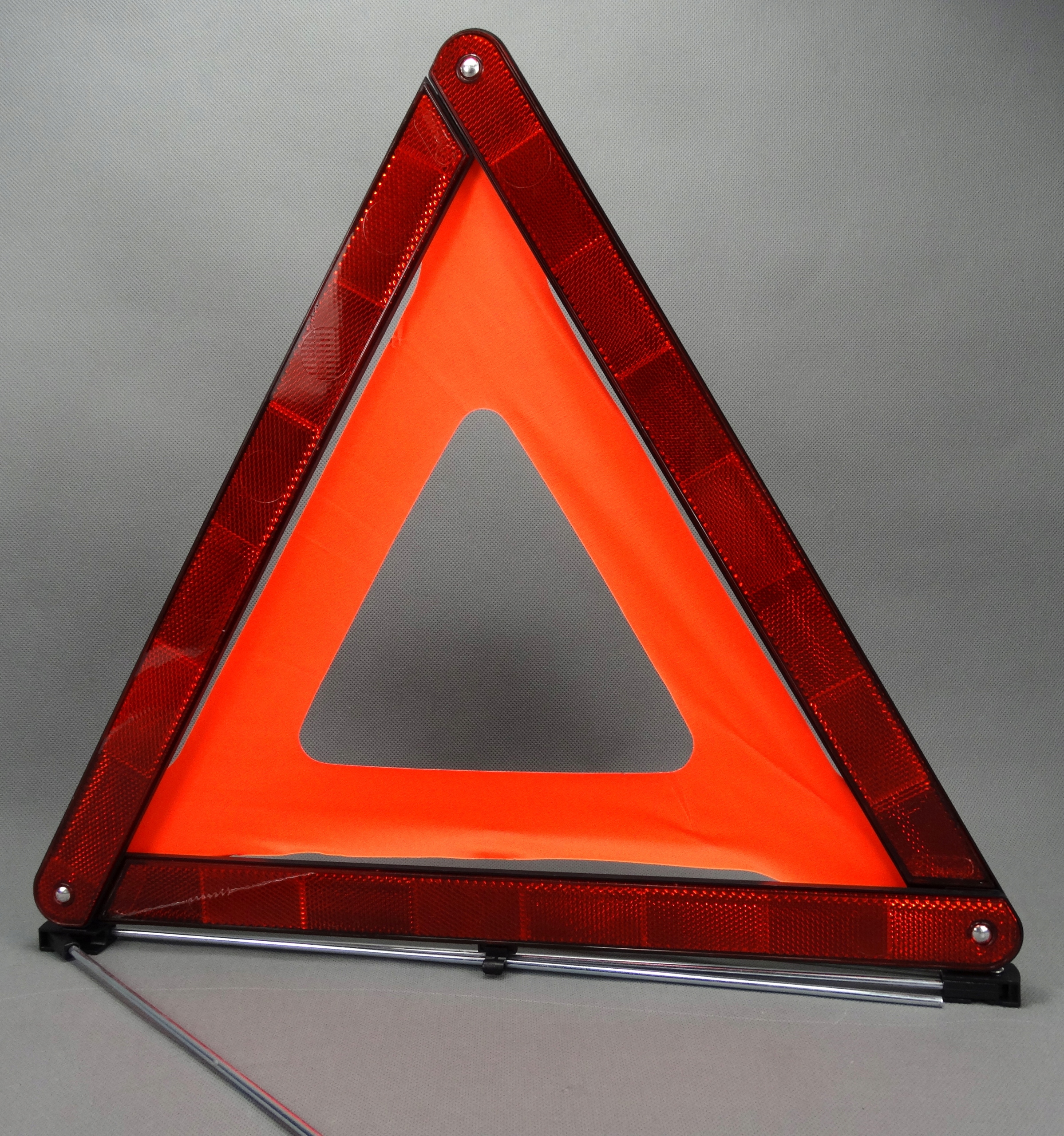 TRÓJKĄT OSTRZEGAWCZY SAMOCHODOWY + ETUI Waga produktu z opakowaniem jednostkowym 2 kg