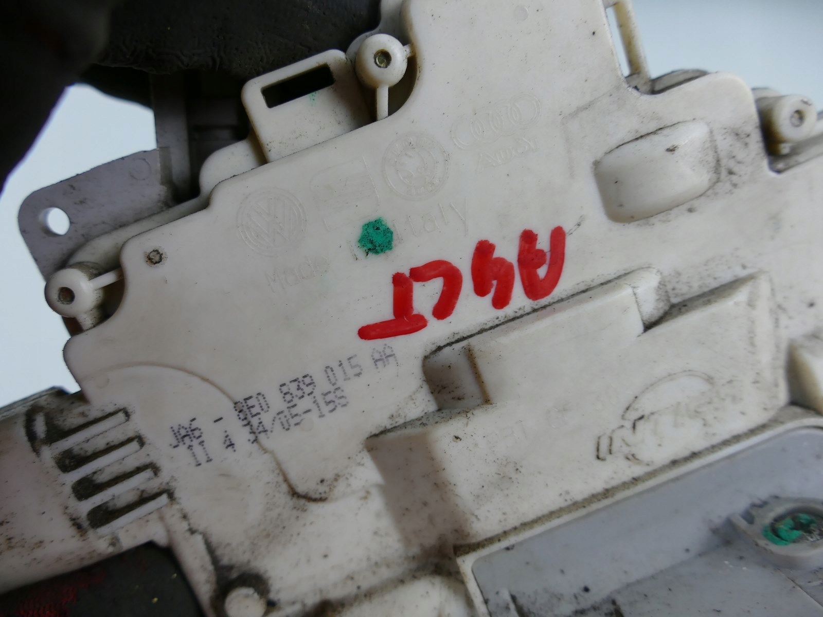 AUDI A4 B7 sedan S-LINE lock door left rear part