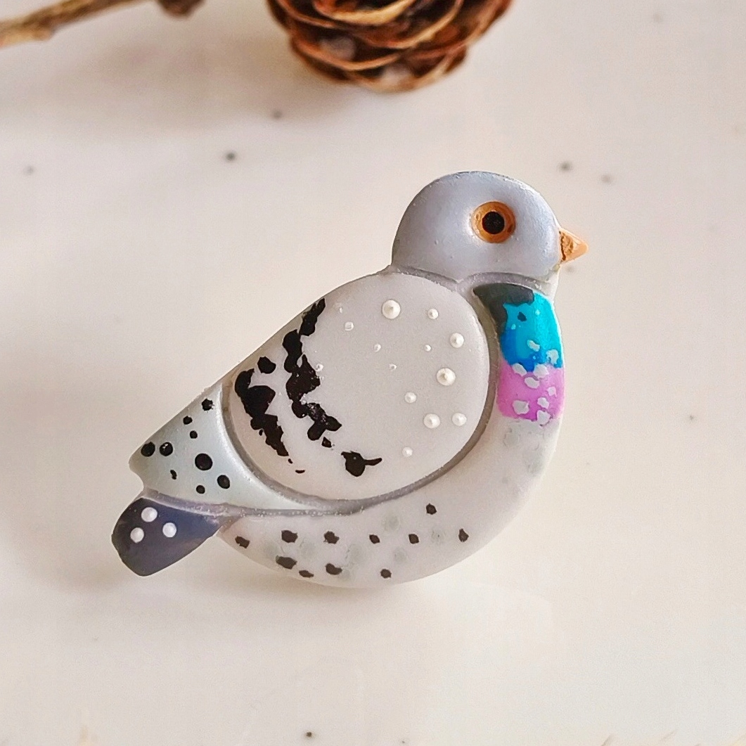 Pin s ptáčkem holubem, boho připínáček, šperky s motivem ptáka