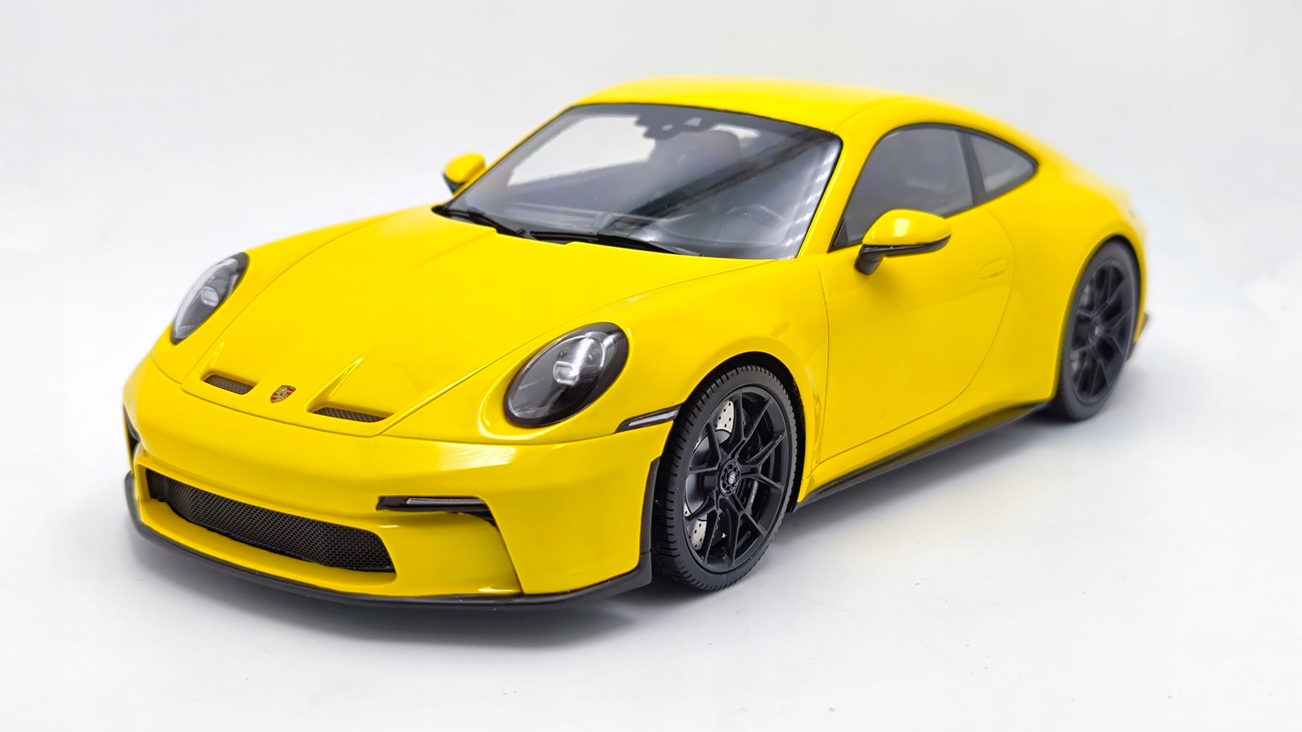 Porsche 911 (992) GT3 Touring 2022 1:18 Minichamps 117069021