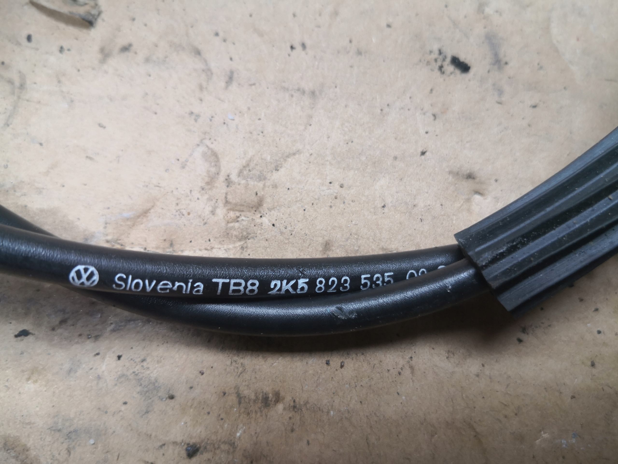 Câble pour l’ouverture du capot VW CADDY III 2K5823535