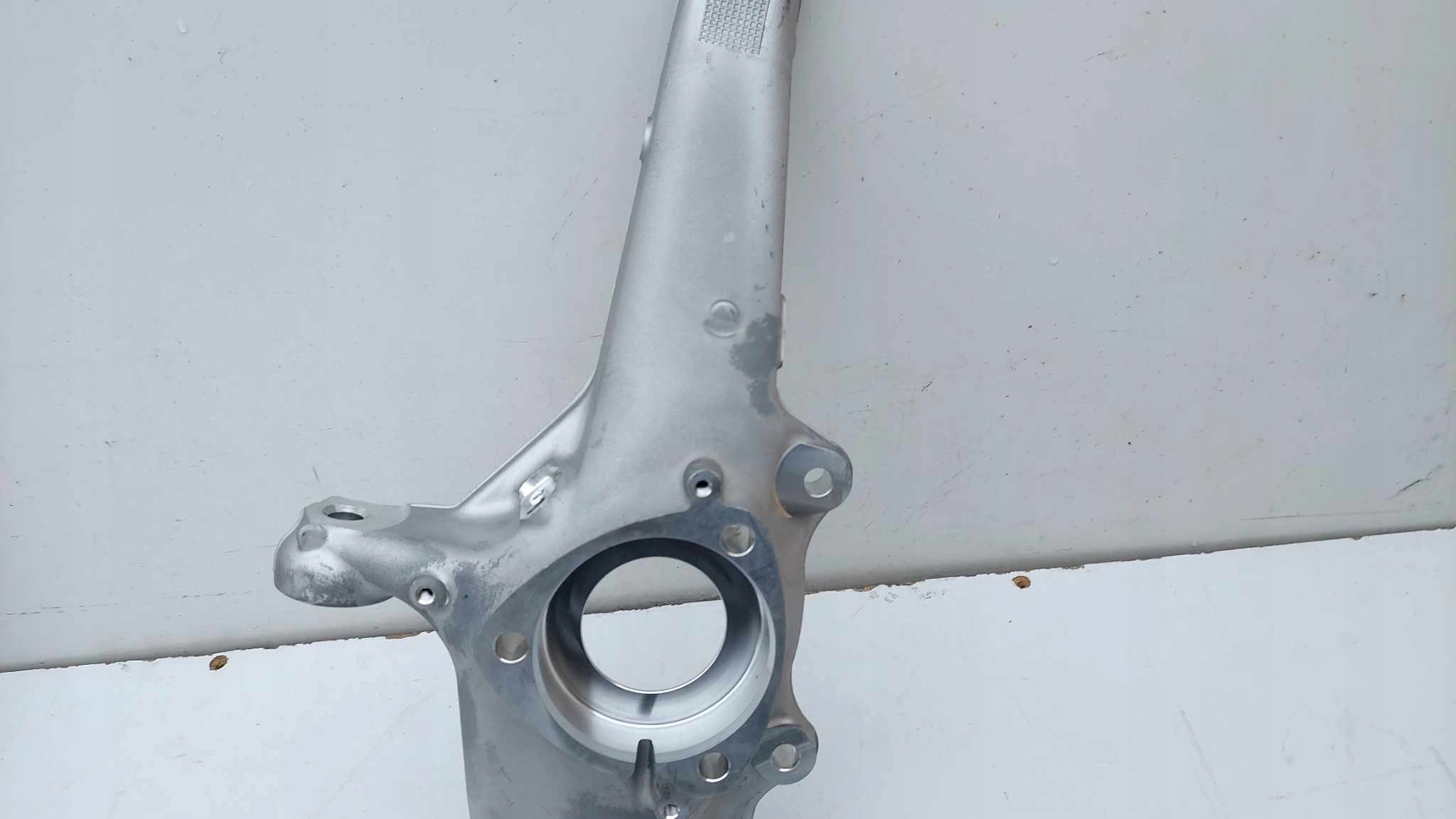tesla 1044311-00-E поворотный кулак, цапфа передняя л