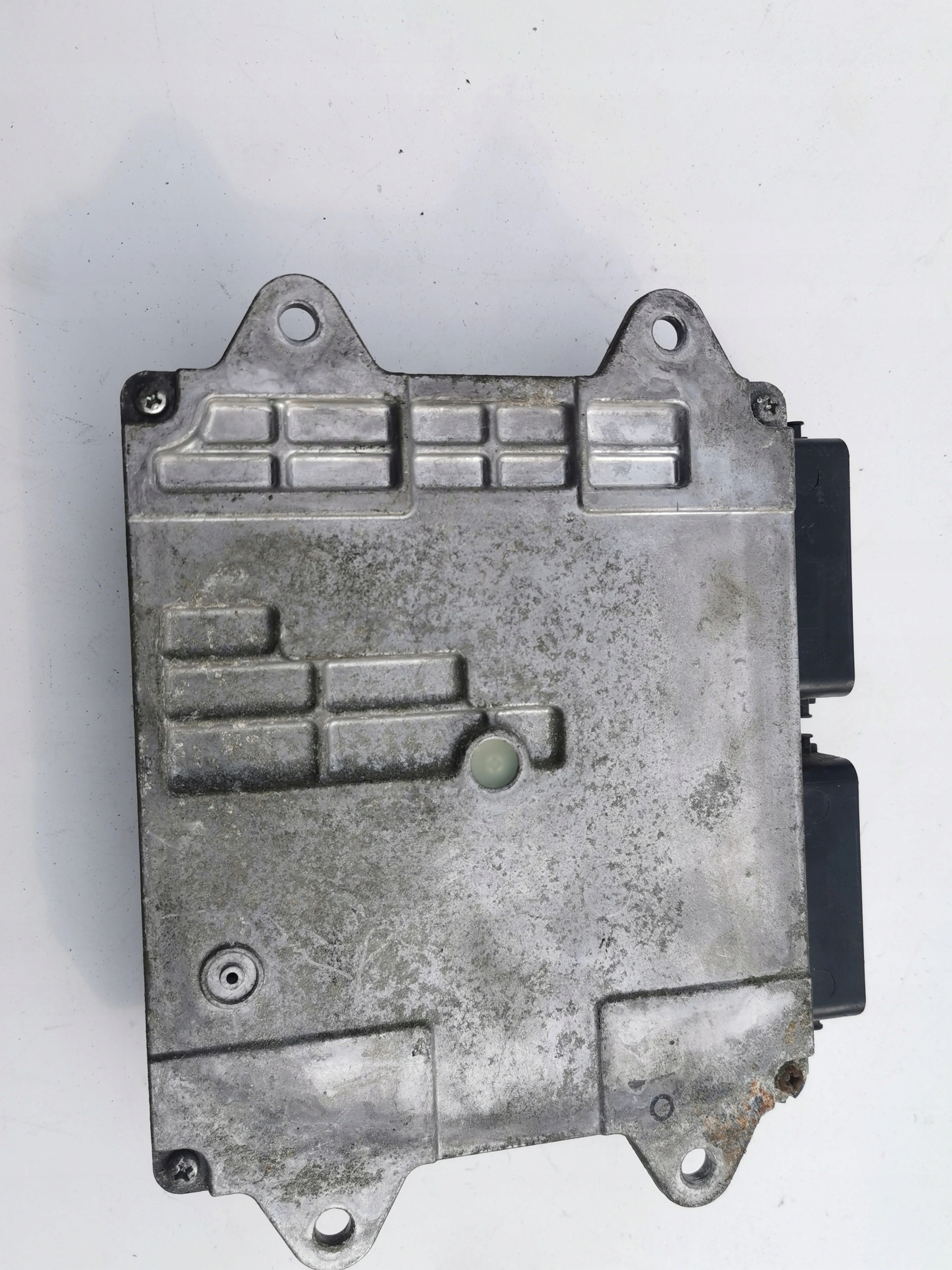 MITSUBISHI COLT 1.5B A1351507379 1860A711 computer