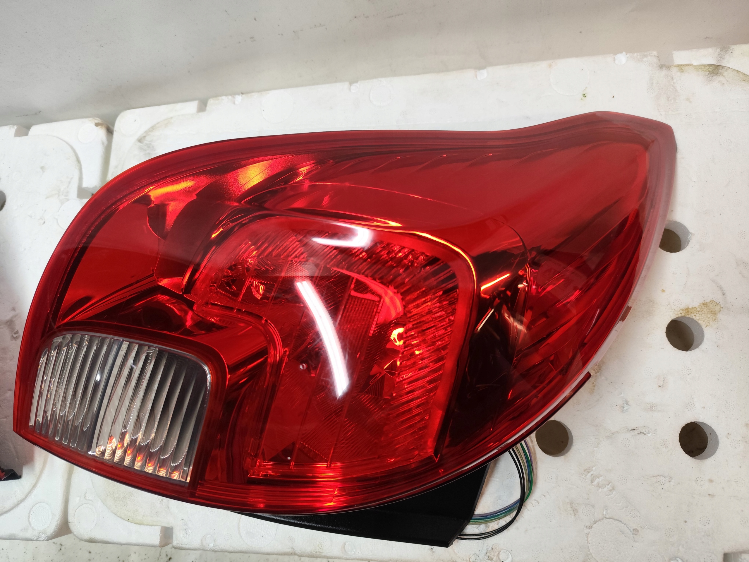 OPEL MOKKA light rear part left DEMONTAZ