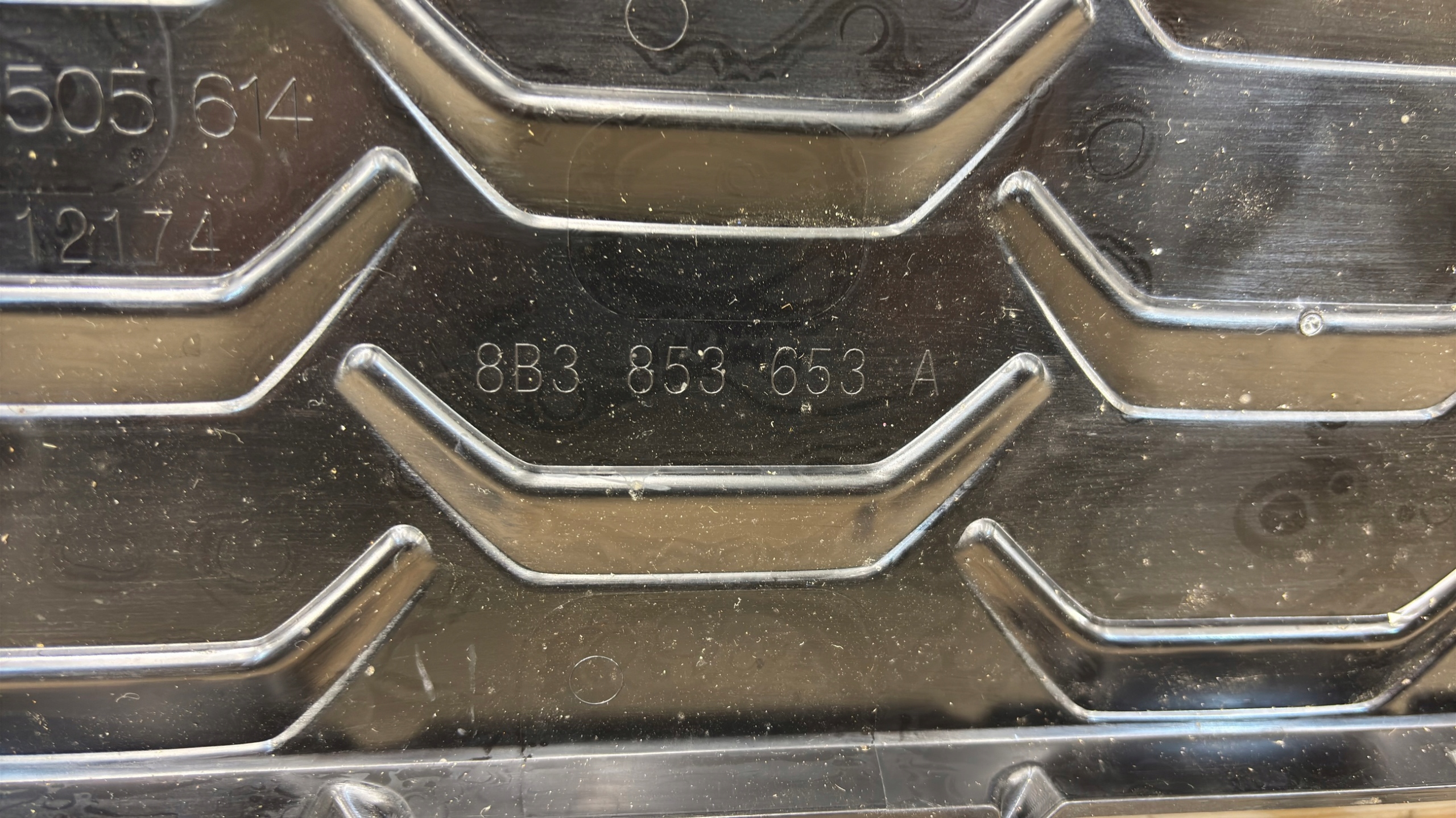 AUDI A4 B10 GRILLE 2023R+ 8B3853653A K60/664