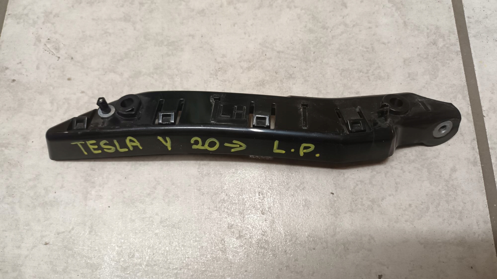 left bumper bracket of the front TESLA Y 2020->