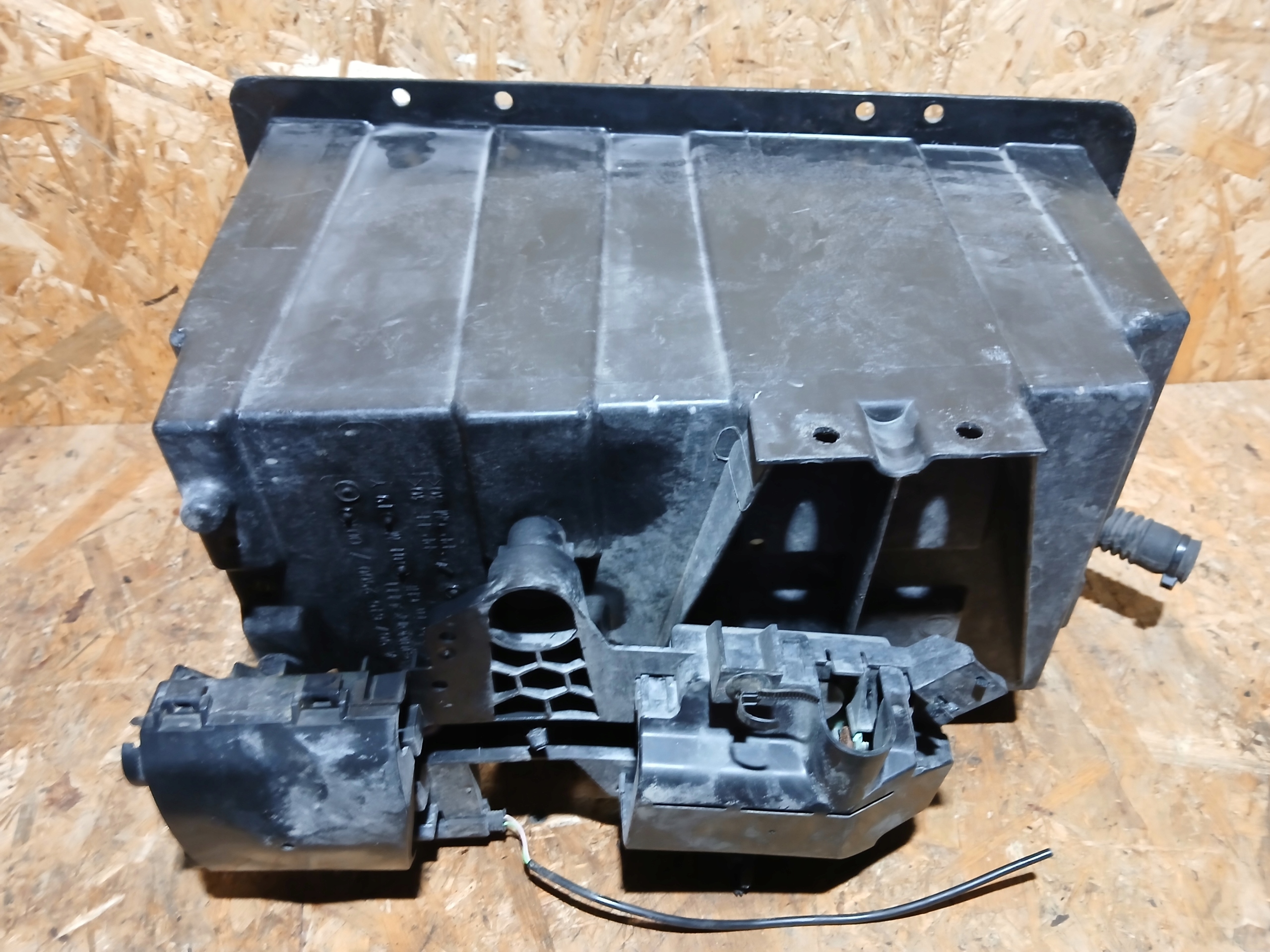 SPRINTER 907 PODSTAWA AKUMULATORA A9076102500 Producent części Audi OE